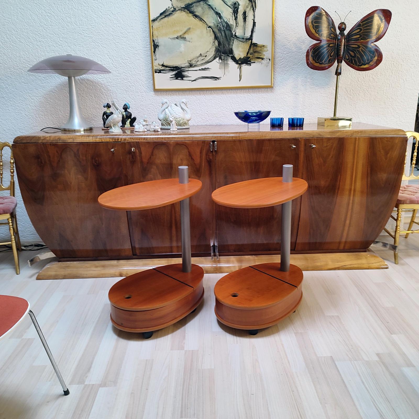Coppia di tavolini insoliti, mobili, su rotelle, impiallacciatura di teak, spazio di archiviazione nella parte inferiore. Ottime condizioni d'uso, normale usura e segni d'uso.
Dimensioni: 55x35x76 cm [21.65x13.78x30 in].

 