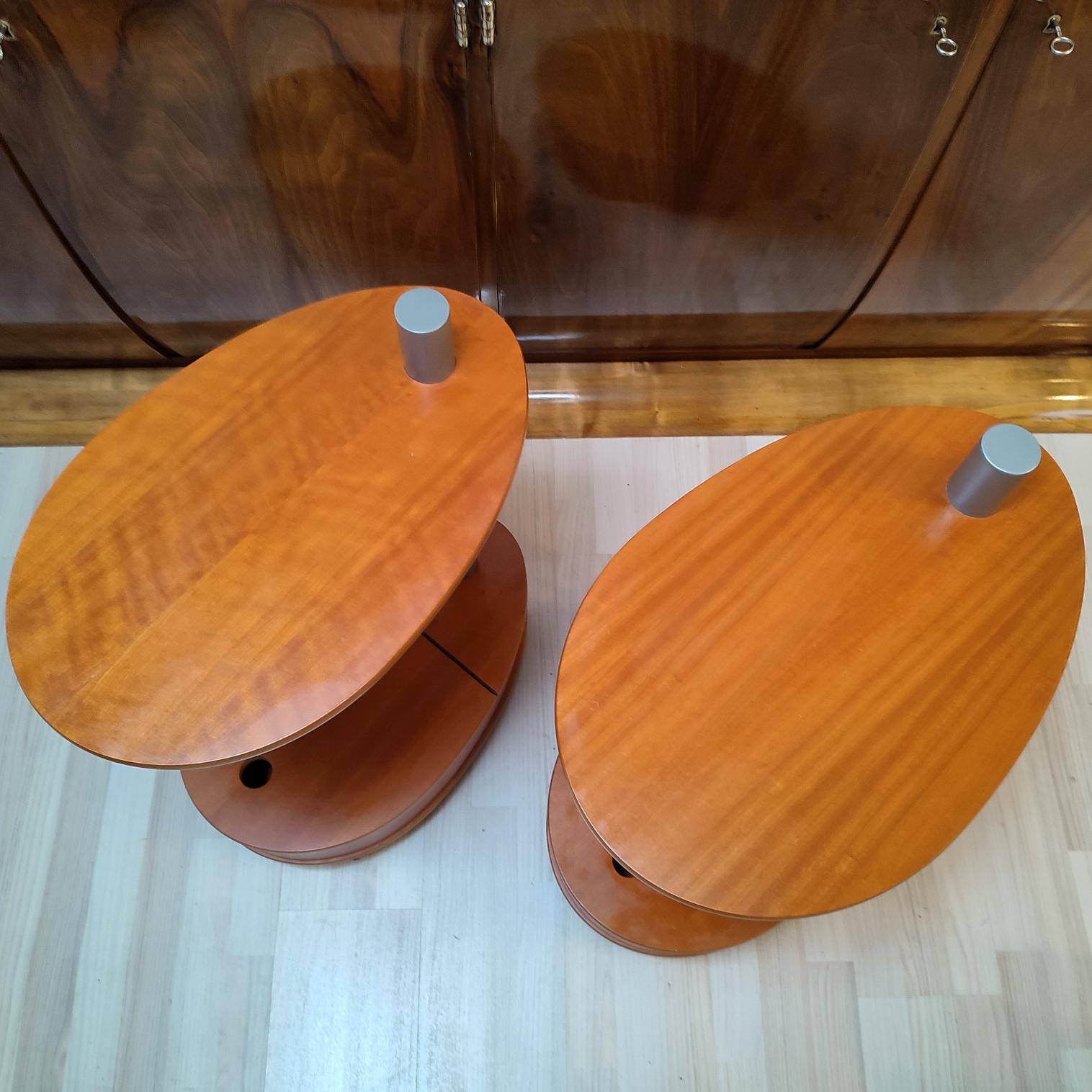 Italiano Coppia di tavolini in teak d'epoca con contenitore inferiore e rotelle in vendita