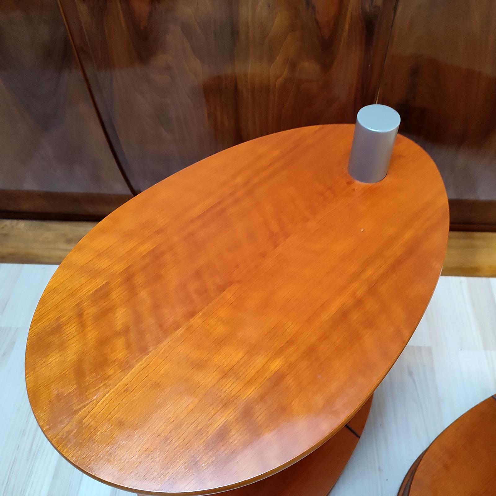 Impiallacciato Coppia di tavolini in teak d'epoca con contenitore inferiore e rotelle in vendita