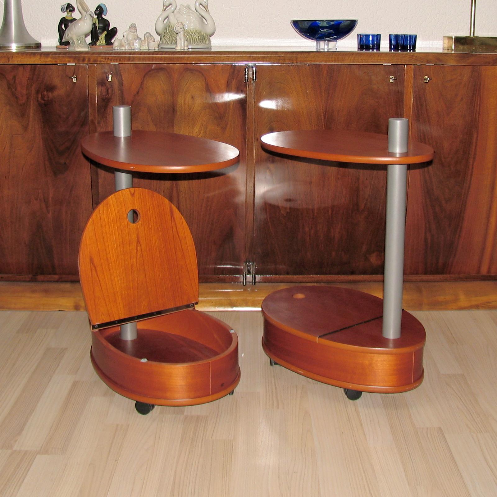 Coppia di tavolini in teak d'epoca con contenitore inferiore e rotelle in vendita 1