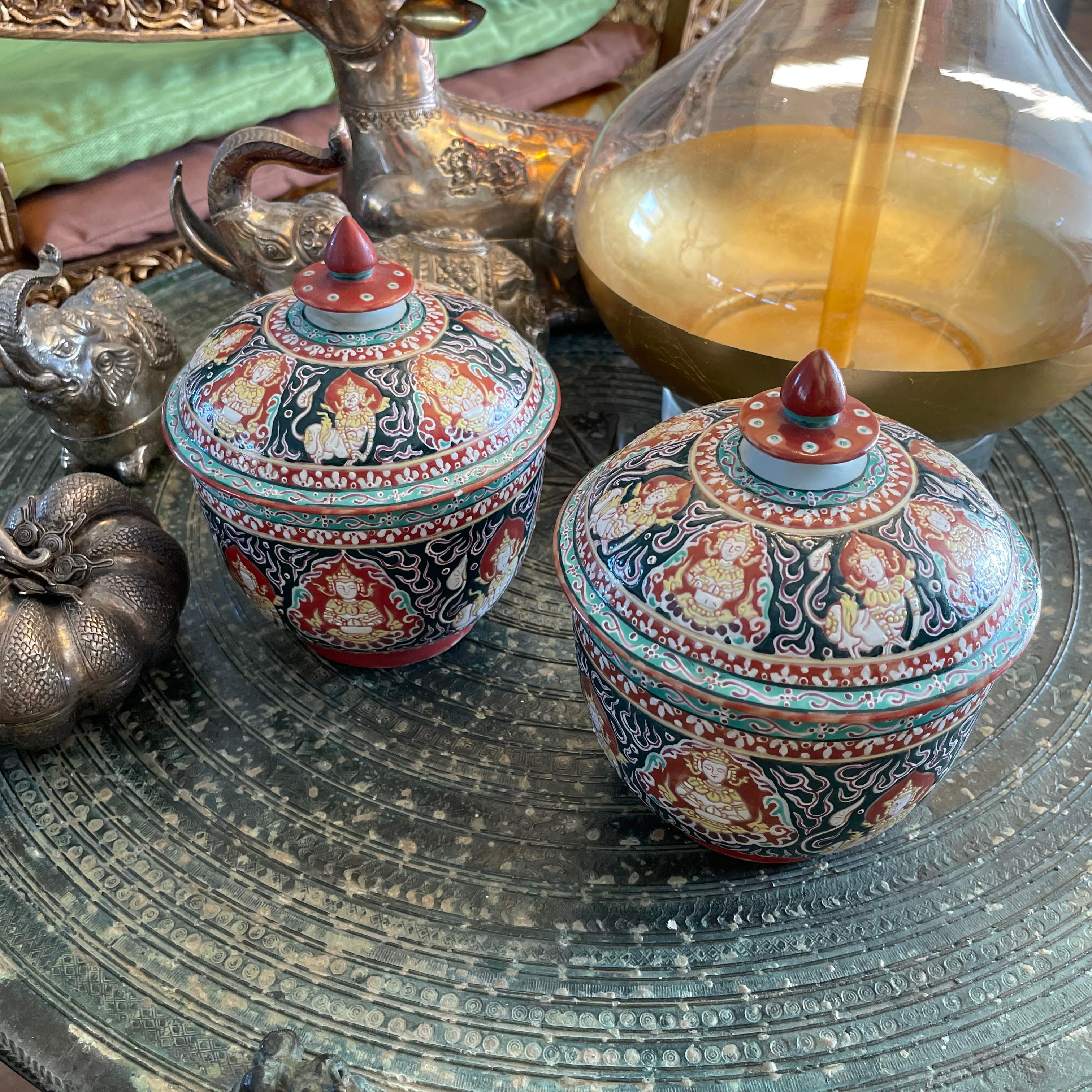 Pair of Vintage Thai Bencharong Lidded Jars, 20th century. For Sale 3