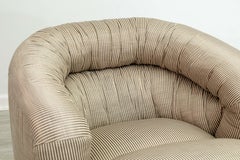 Ein Paar drehbare Thayer Coggin-Clubsessel im Vintage-Stil mit Nadelstreifen-Polsterung aus Seide