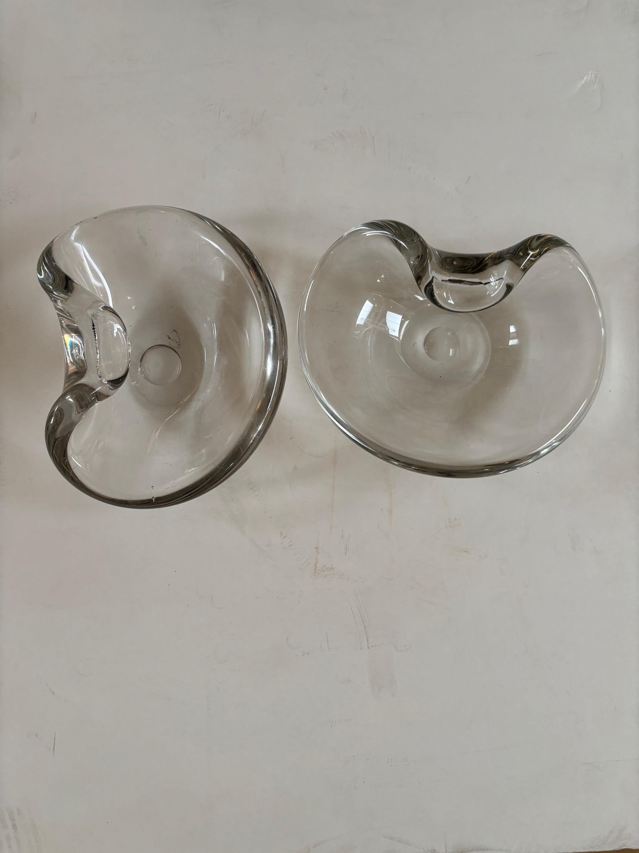 Paire de coupelles à bonbons ou à bibelots en verre clair épais et lourd (transparent) avec lèvre incurvée, Vintage Condition appropriée avec l'âge et l'usage léger, par Fostoria Glass Company (non signé) 