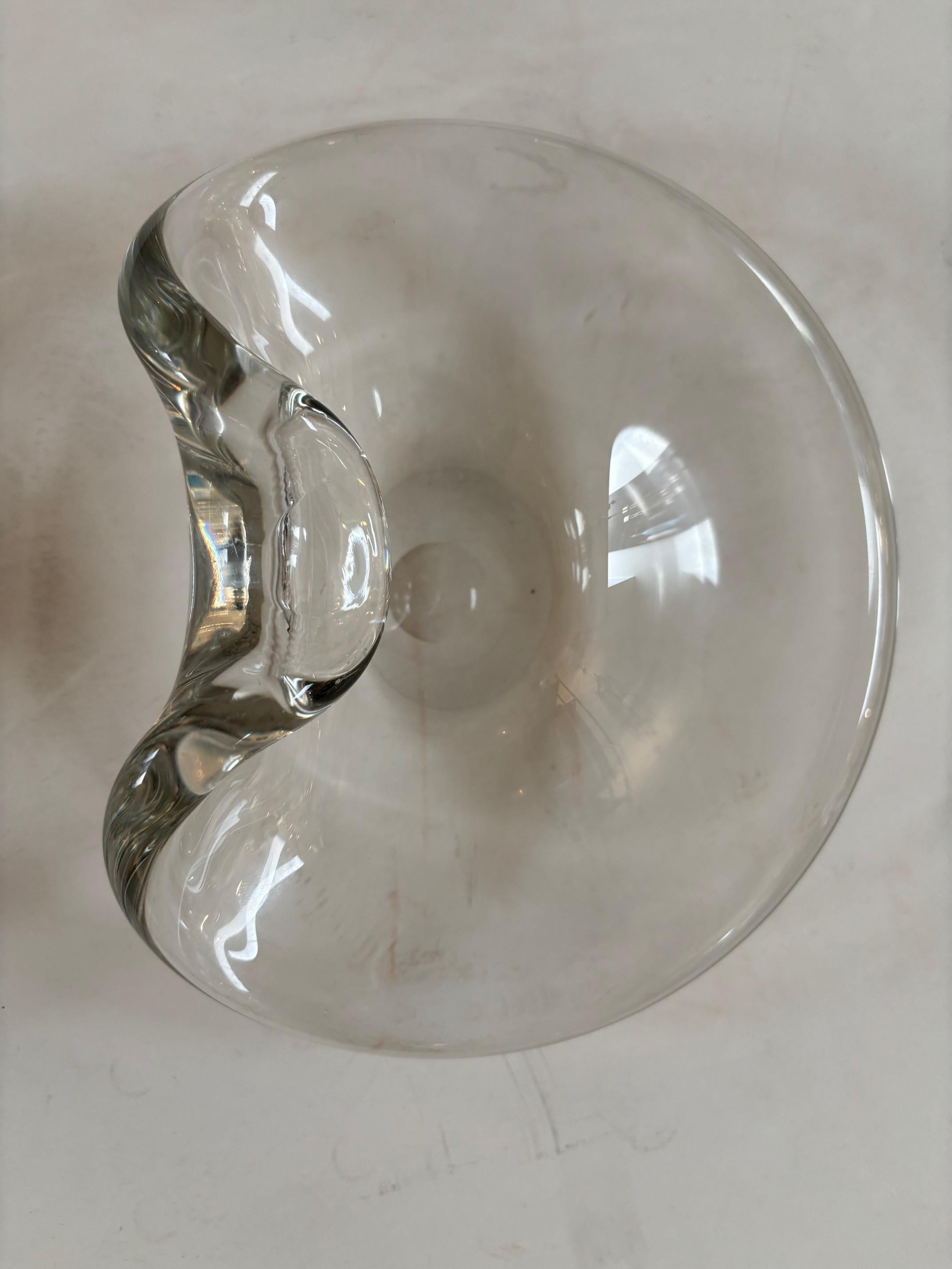 Mid-Century Modern Paire de coupelles à bonbons ou à bibelots en verre transparent épais et lourd avec lèvre incurvée, d'époque en vente