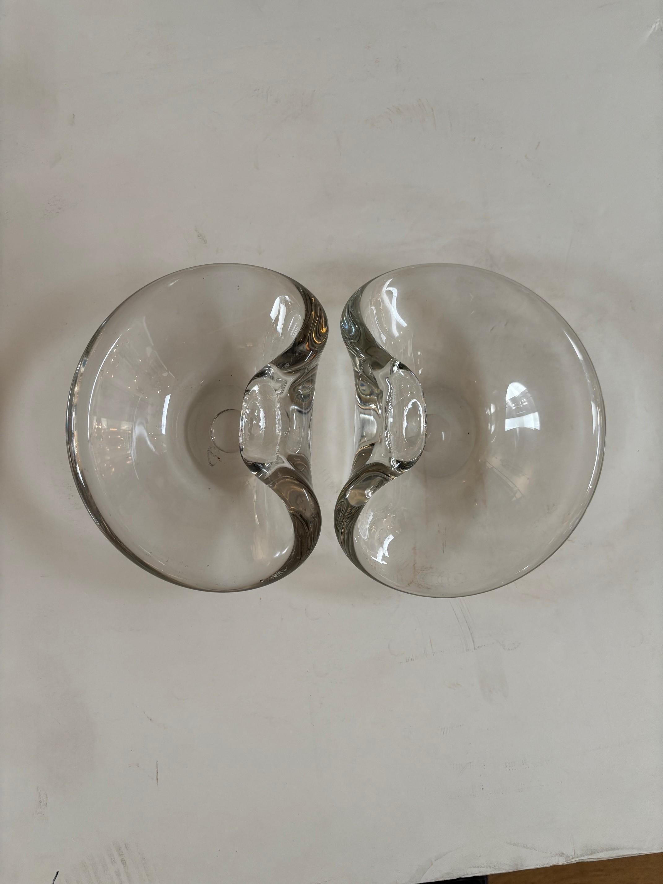 Sculpté Paire de coupelles à bonbons ou à bibelots en verre transparent épais et lourd avec lèvre incurvée, d'époque en vente