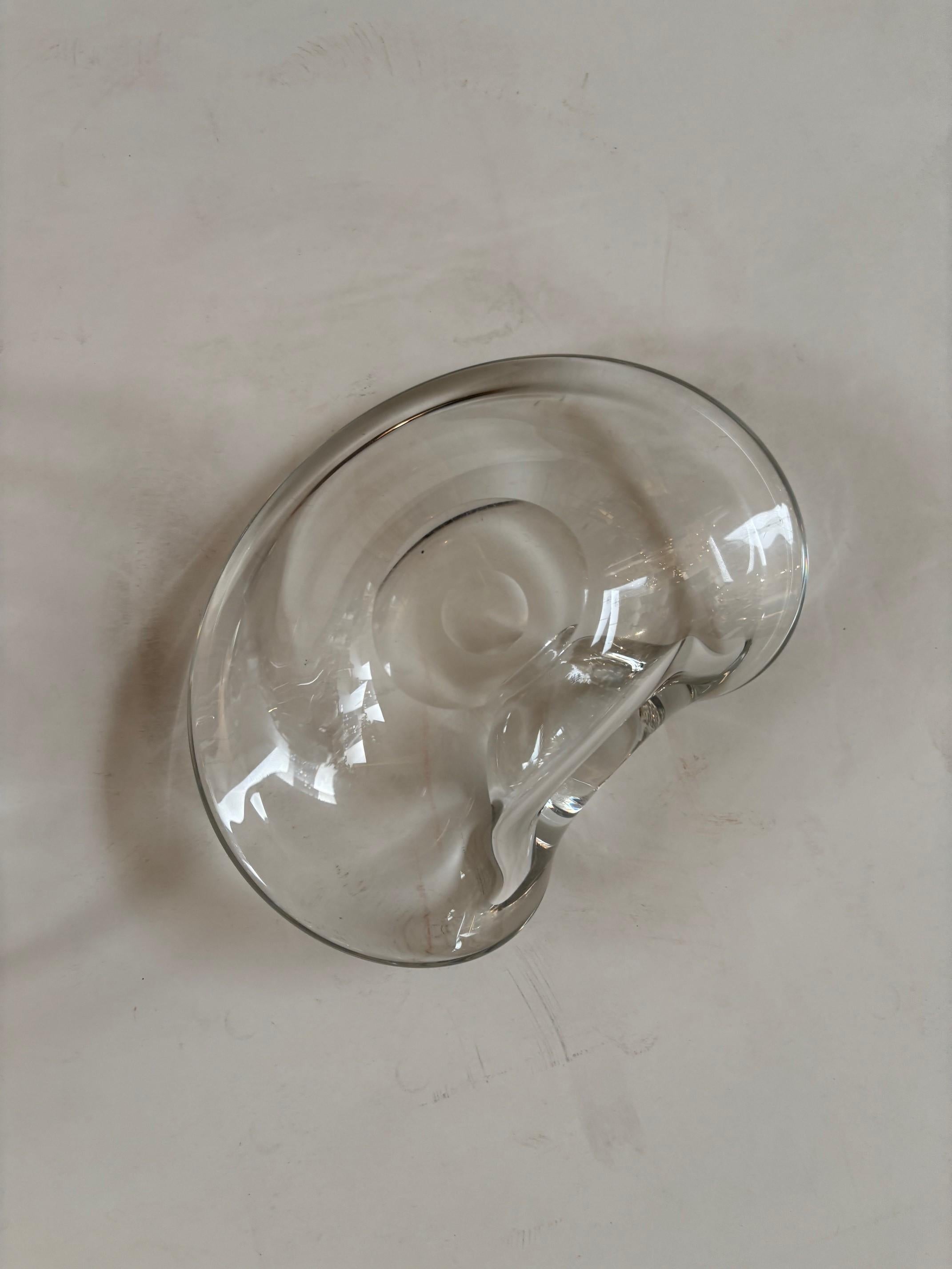 Paire de coupelles à bonbons ou à bibelots en verre transparent épais et lourd avec lèvre incurvée, d'époque Bon état - En vente à Los Angeles, CA