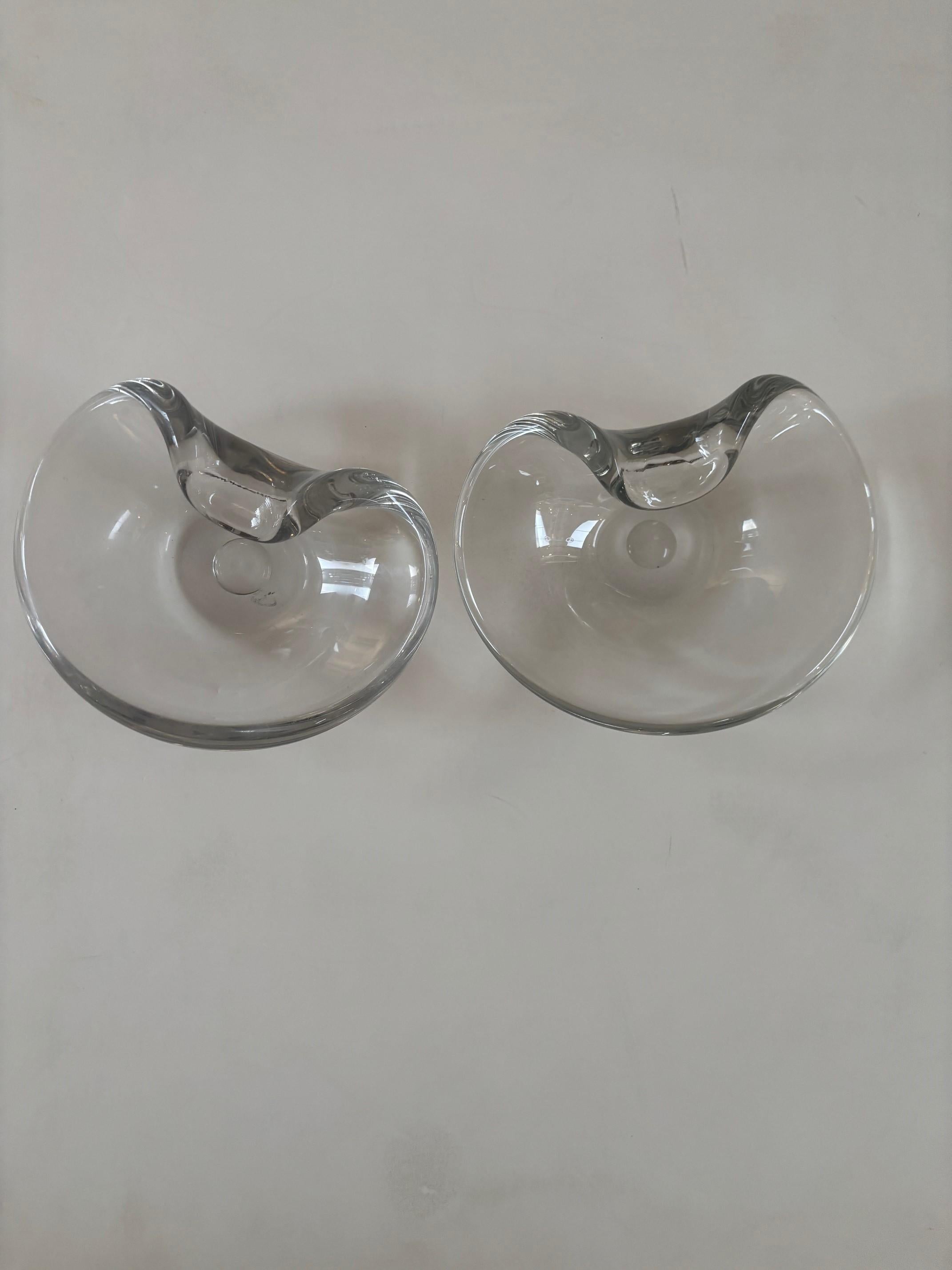 Paire de coupelles à bonbons ou à bibelots en verre transparent épais et lourd avec lèvre incurvée, d'époque en vente 2