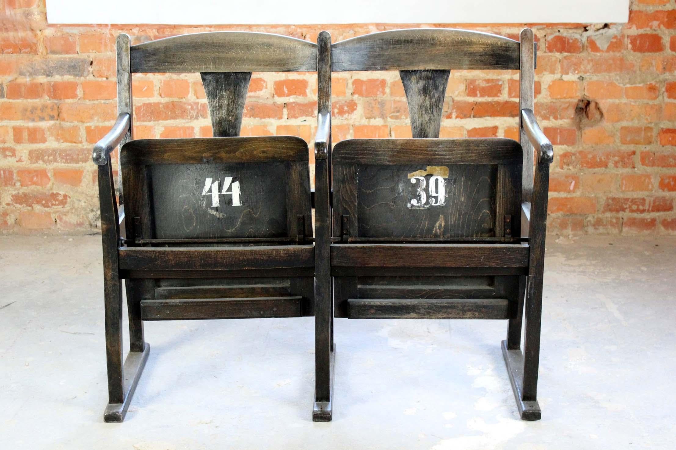 
Questo set di due poltrone da cinema, probabilmente realizzato negli anni '30-'40 in Cechia con un design in stile Thonet, presenta una struttura in legno di faggio curvato e un esclusivo sedile in compensato che imita la texture della pelle. Le