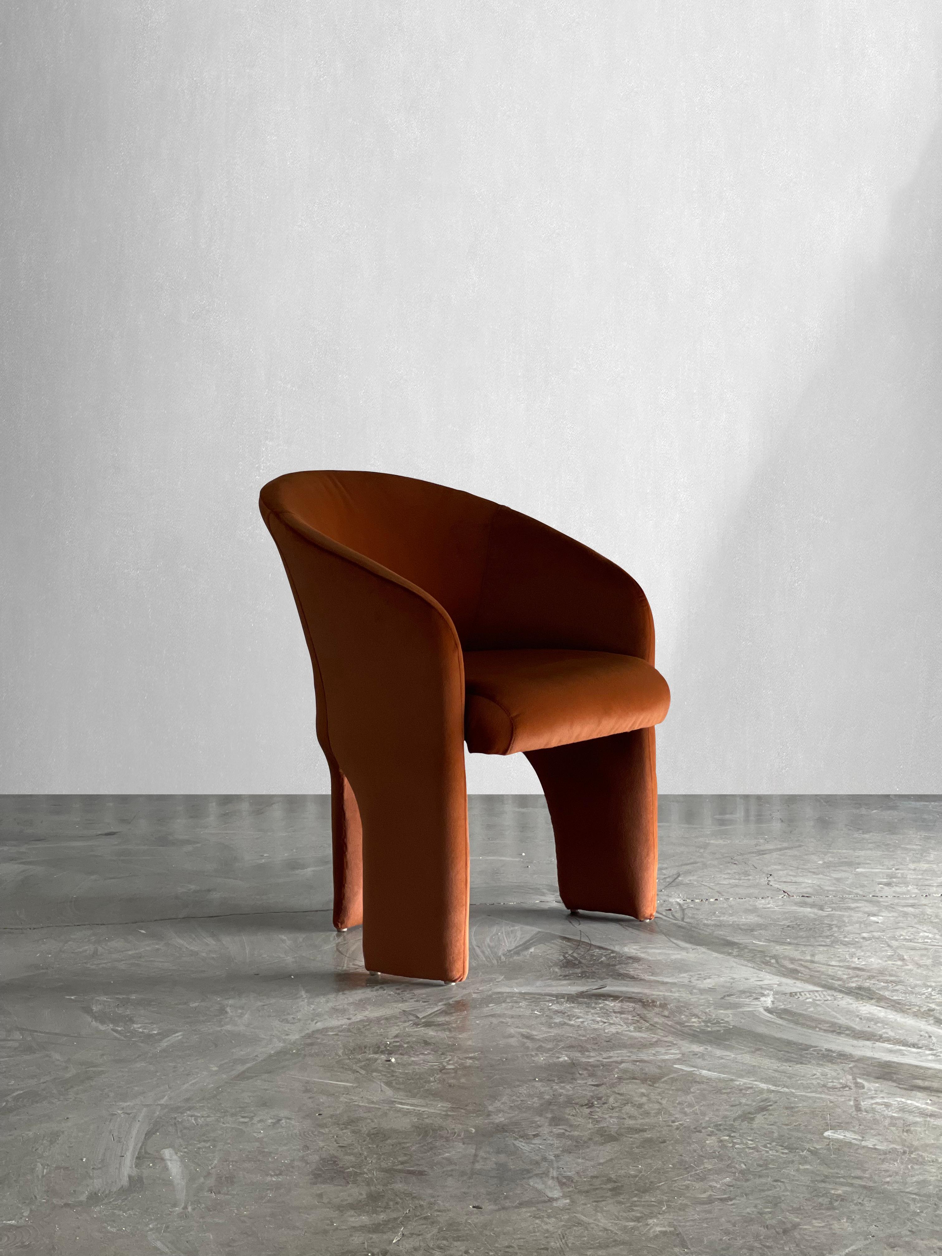 Fin du 20e siècle Paire de fauteuils sculpturaux vintage à trois pieds en vente