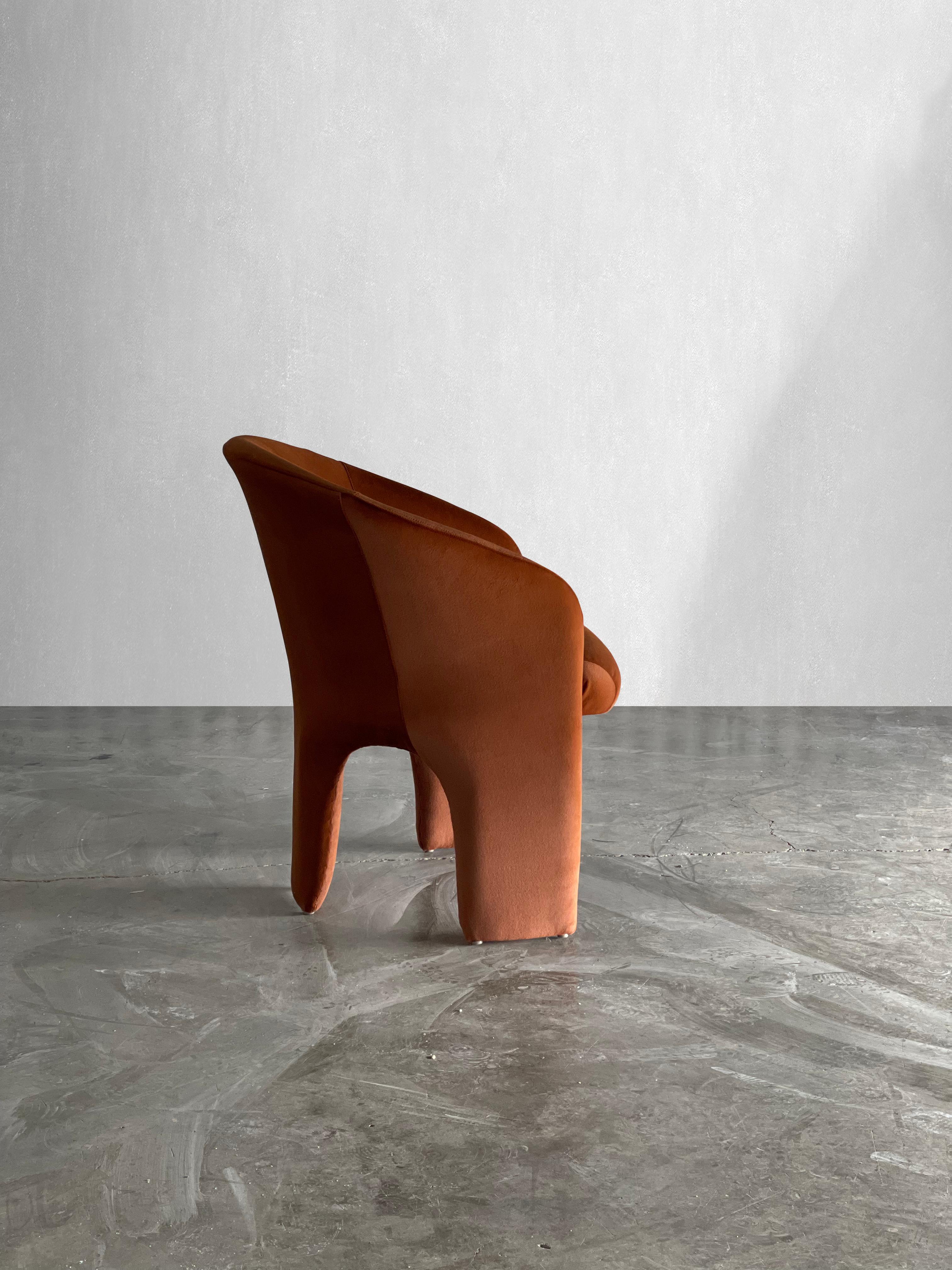 Velours Paire de fauteuils sculpturaux vintage à trois pieds en vente