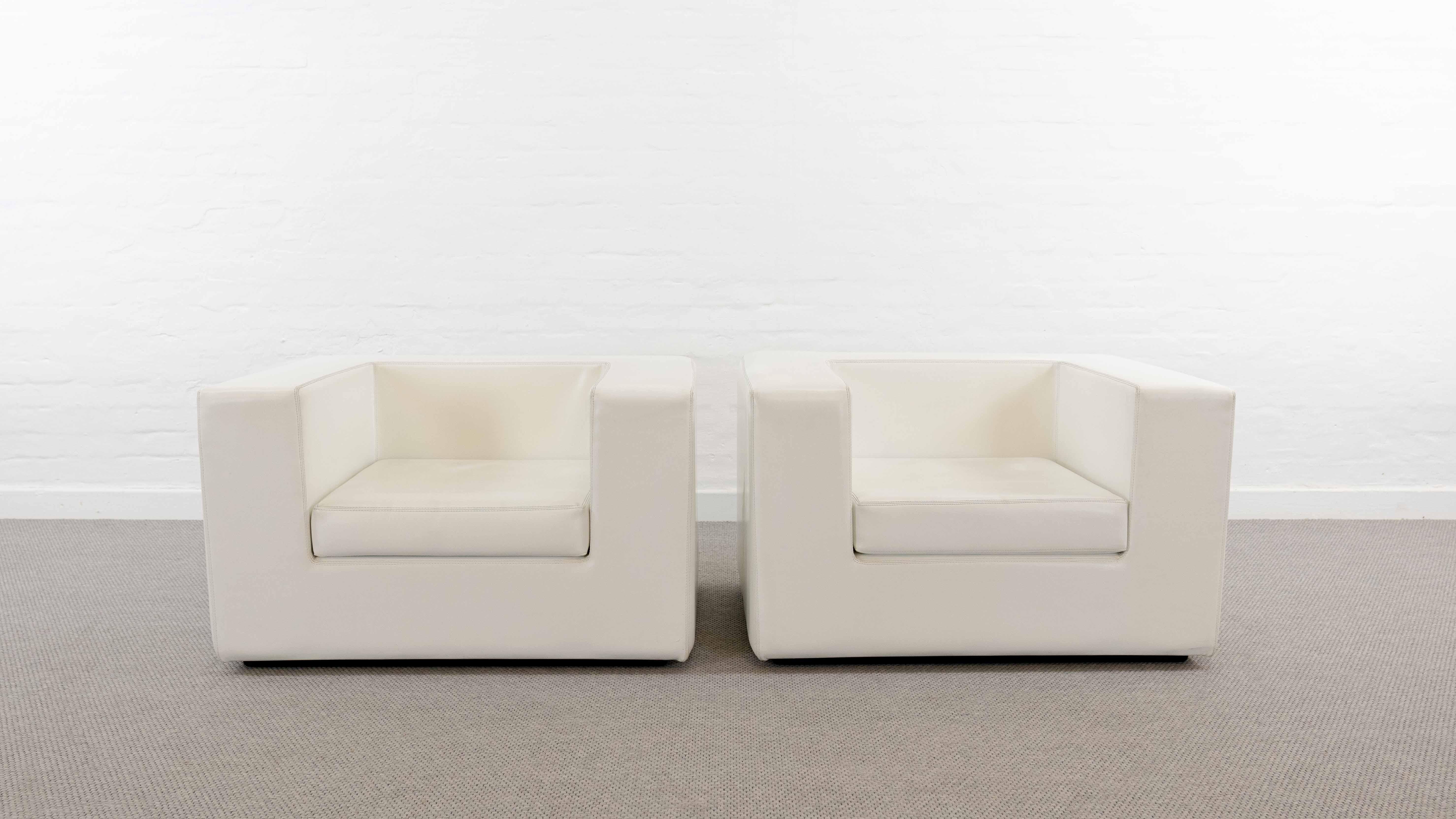 Pair of vintage armchairs, model “ Throw Away“. Designed by Willie Landels 1965 for Zanotta, Italy. The Throw Away is the first sofa made from expanded polyurethane foam. Upholstered in original white /offwhite vinyl. This is a production of the 60s
