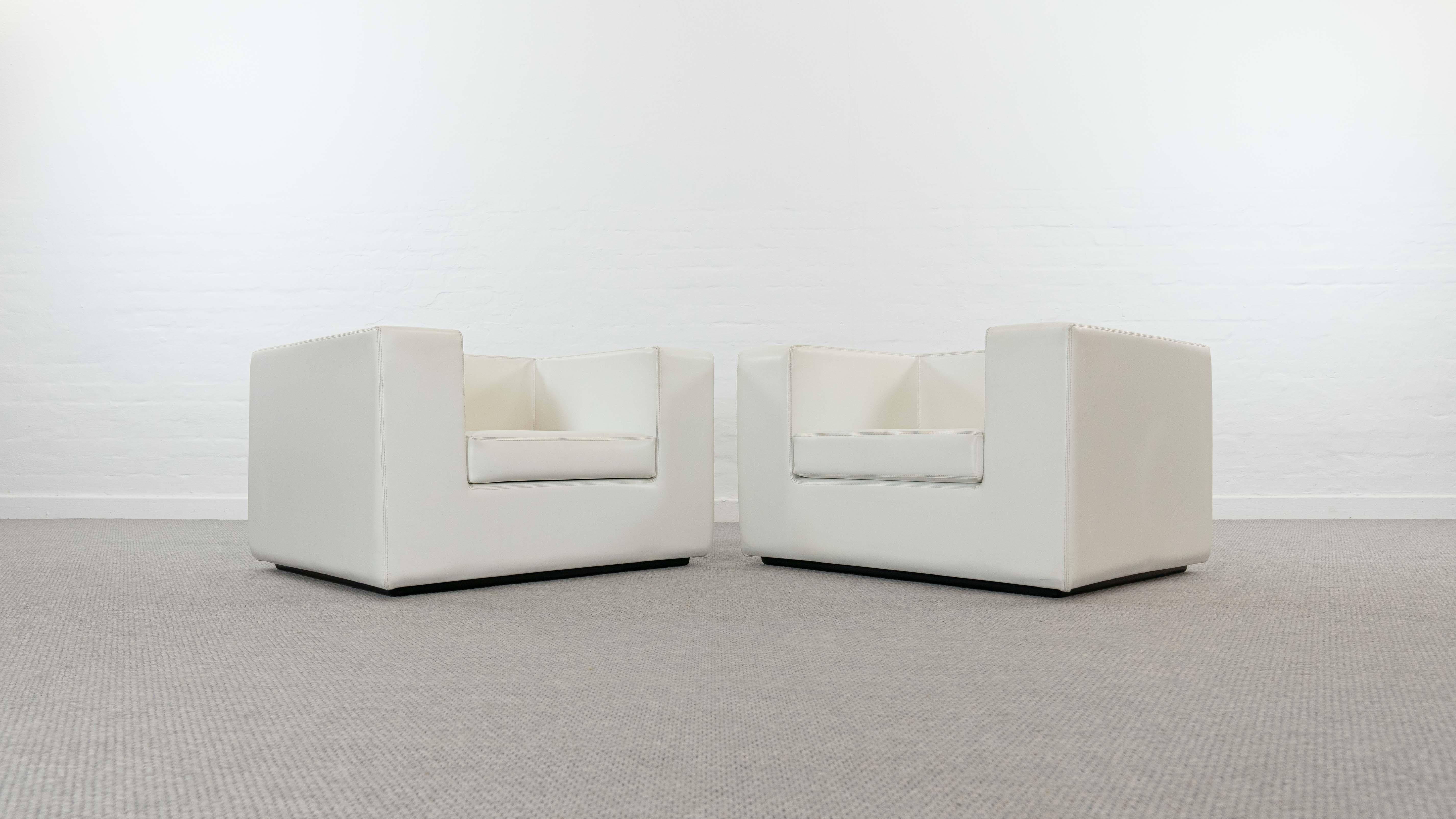 Space Age Pair of Vintage Throw Away Armchairs by Willie Landels for Zanotta, White Vinyl For Sale