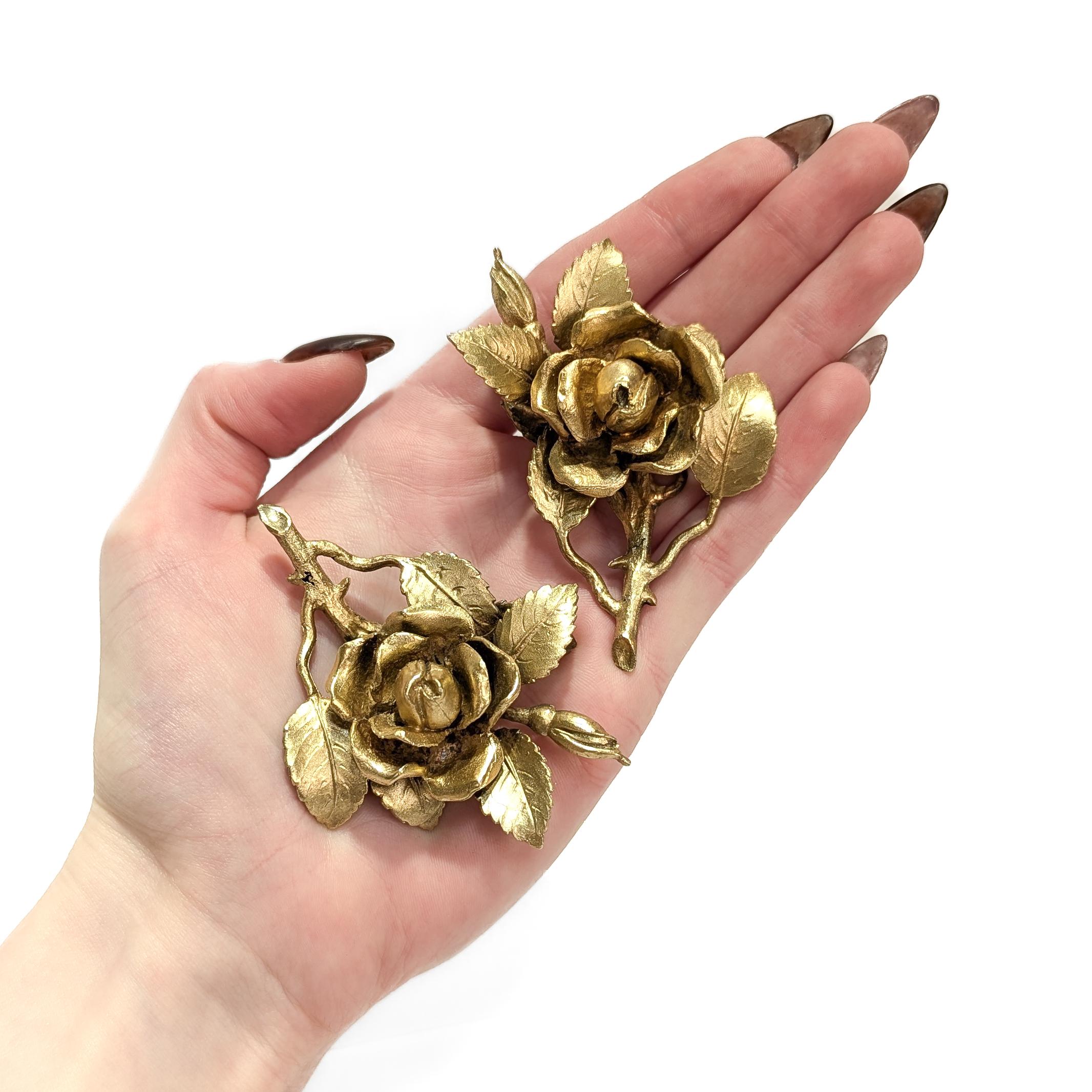 A pair of fine signed Italian gilt silver placecard holders.

By Tiffany & Co.

In gilt sterling silver.

Each in the form of a rosebud with leaves and stem.

Fully marked to the reverse of each.

These would also function well as