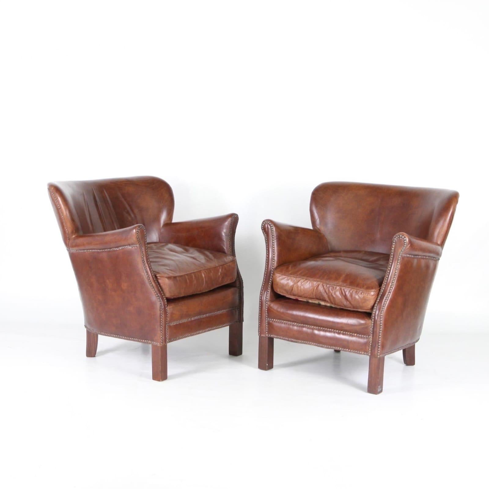 Pair of vintage tiny leather club chairs  In Good Condition In Isle Sur Sorgue, FR