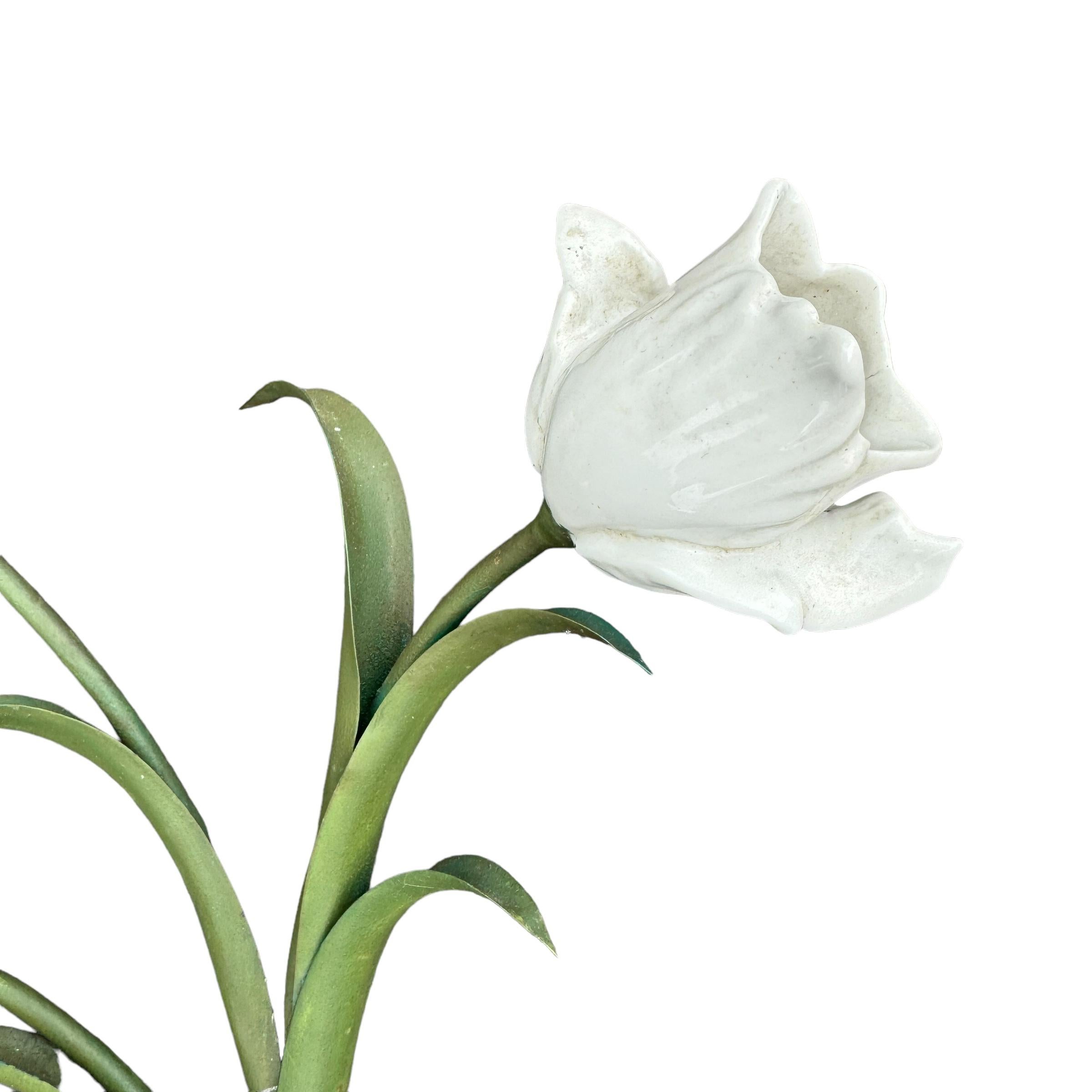 Coppia di candelabri a tulipano in porcellana e tole d'epoca in vendita 3