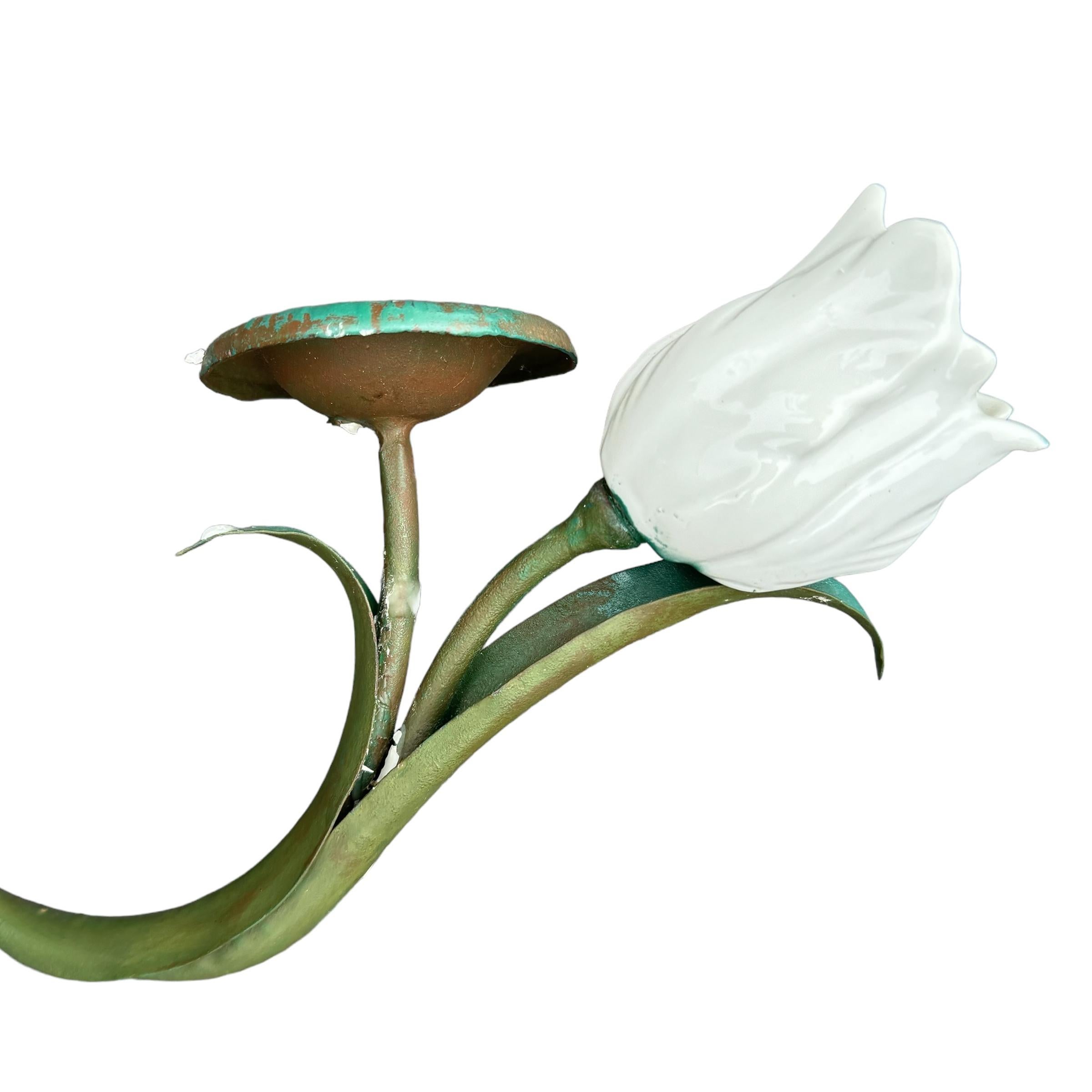 Coppia di candelabri a tulipano in porcellana e tole d'epoca in vendita 4
