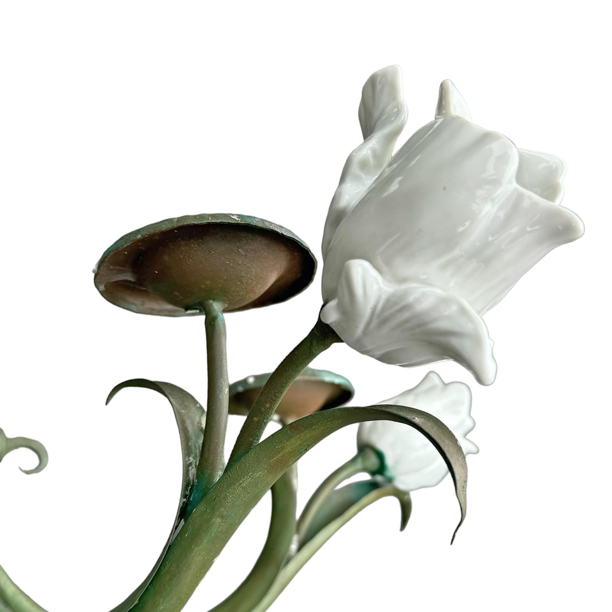 Coppia di candelabri a tulipano in porcellana e tole d'epoca in vendita 6