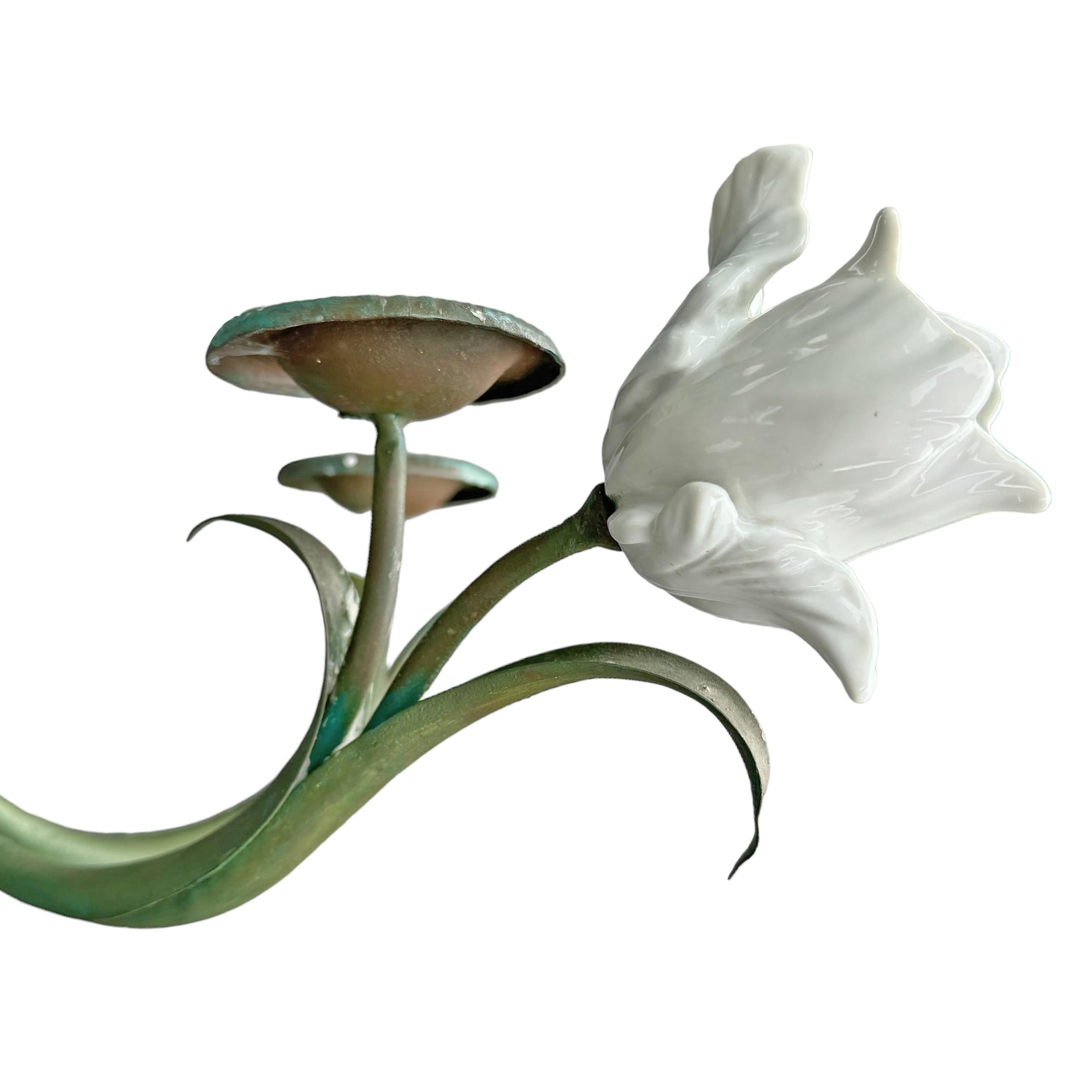 Coppia di candelabri a tulipano in porcellana e tole d'epoca in vendita 7