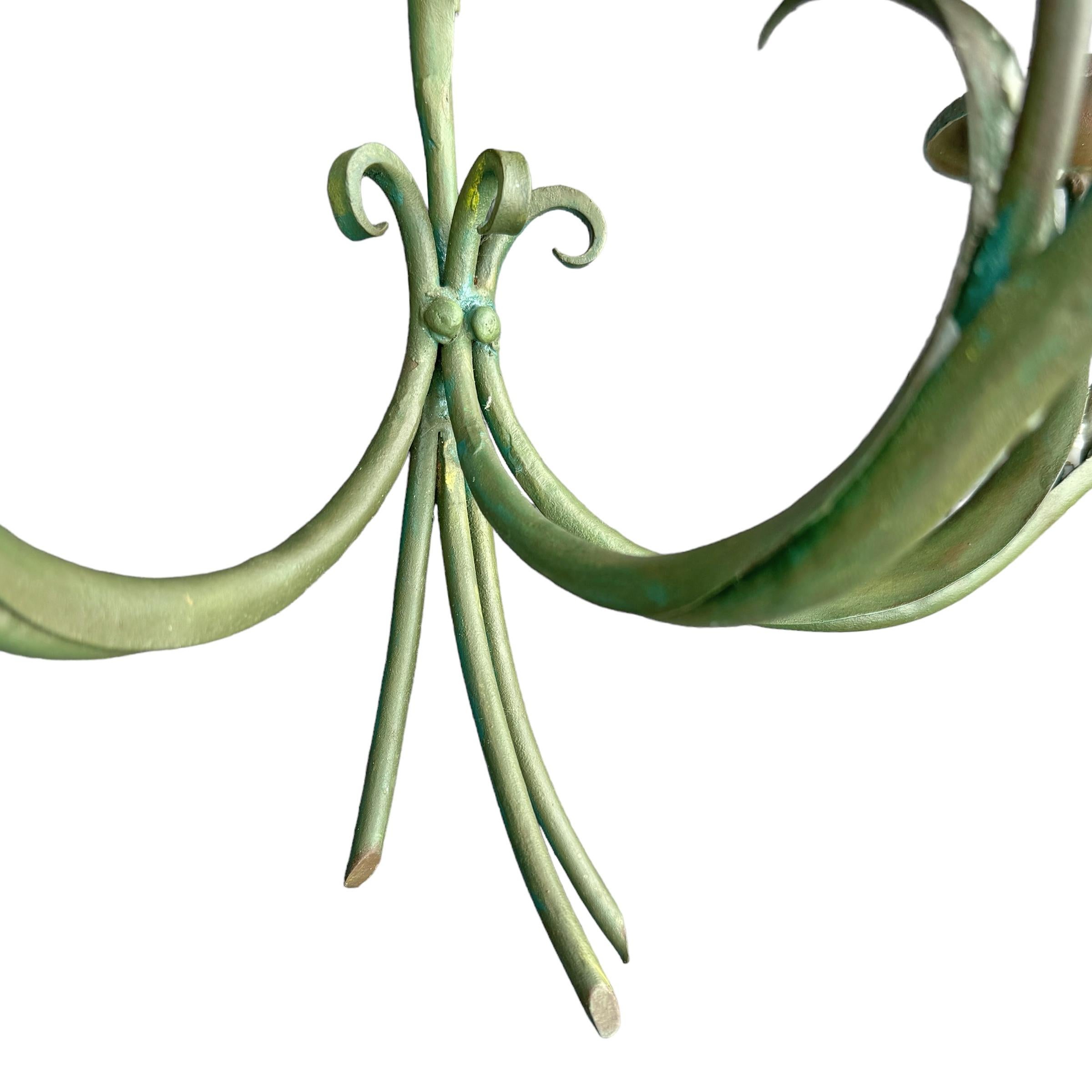 Coppia di candelabri a tulipano in porcellana e tole d'epoca in vendita 8