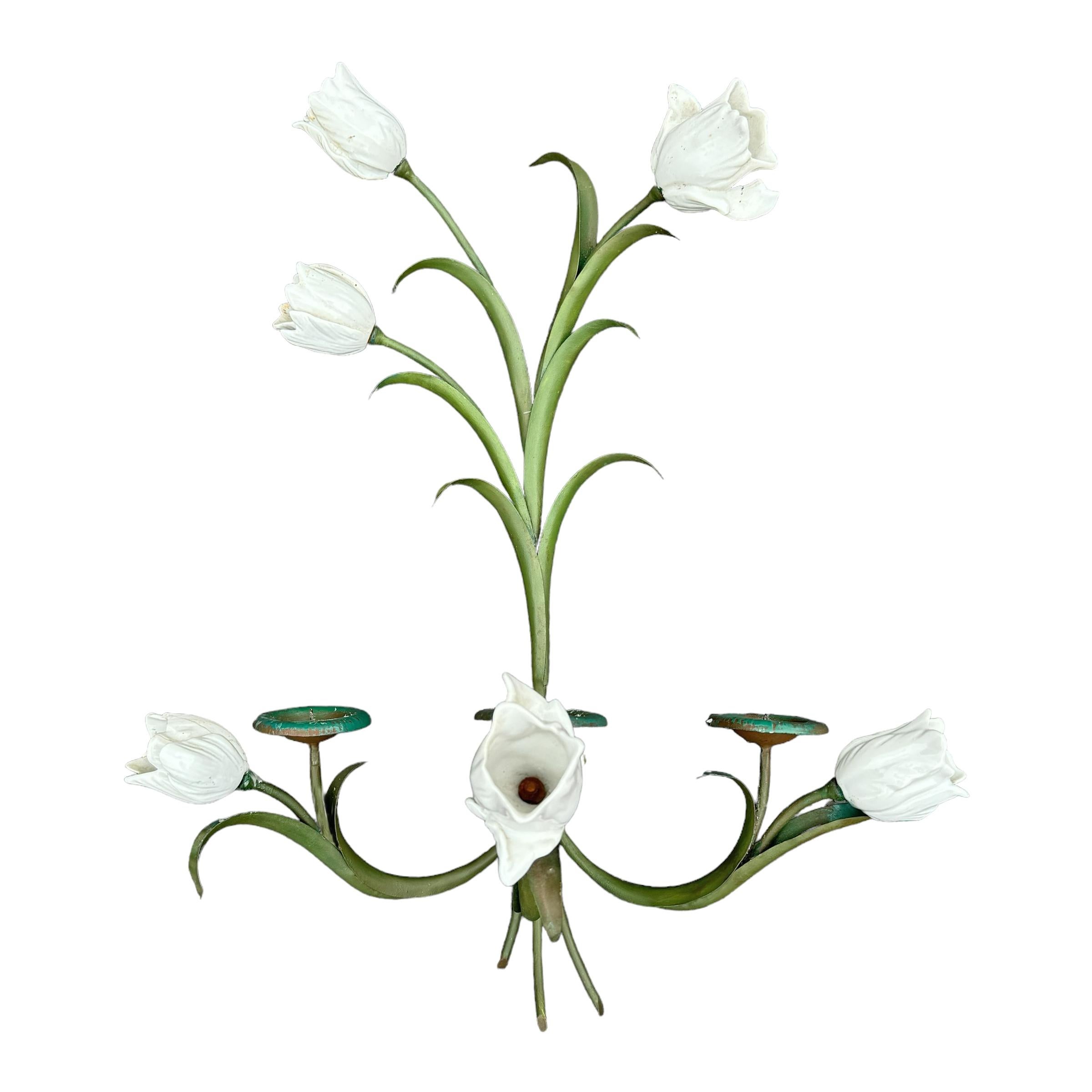 Coppia di candelabri a tulipano in porcellana e tole d'epoca In condizioni buone in vendita a Chicago, IL