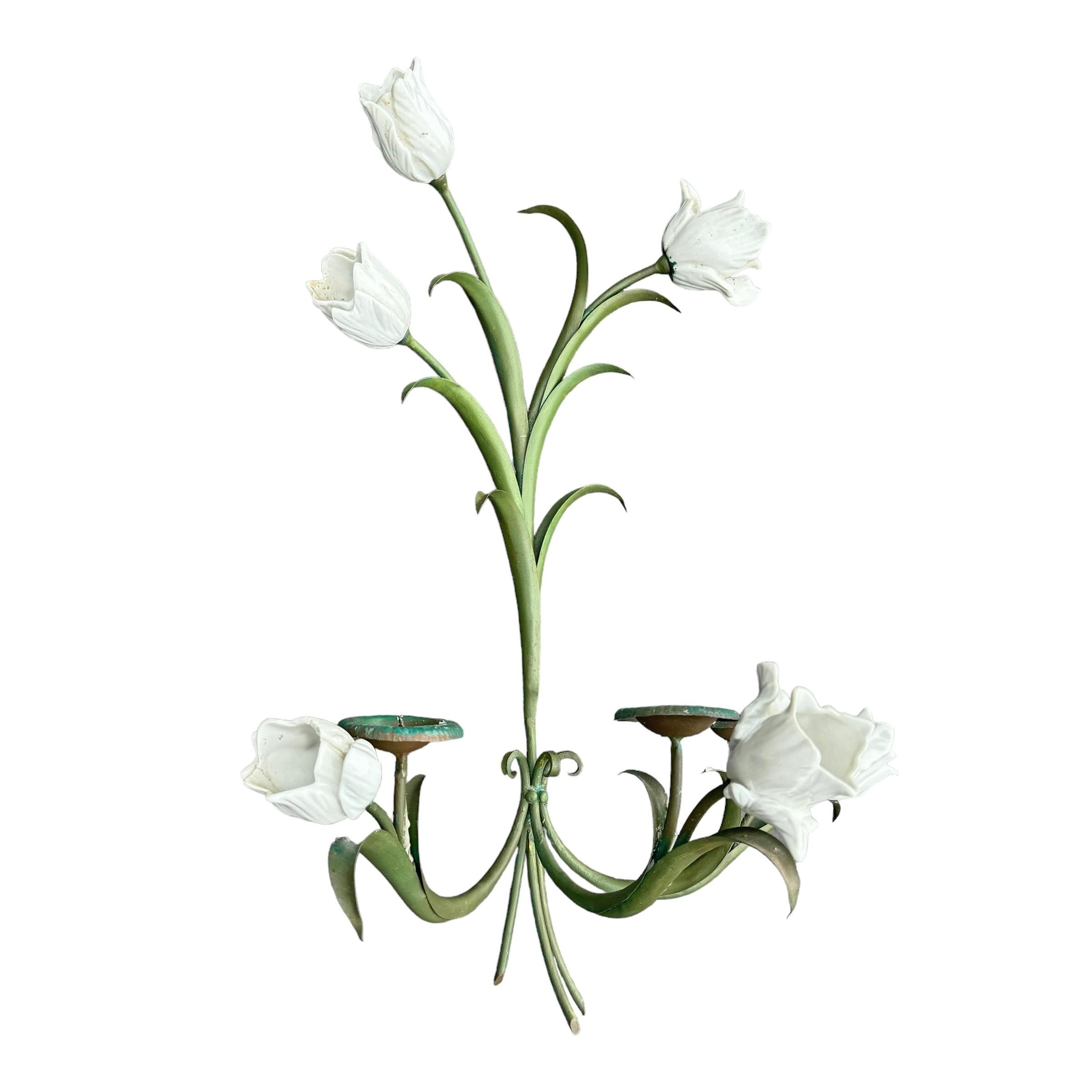XX secolo Coppia di candelabri a tulipano in porcellana e tole d'epoca in vendita