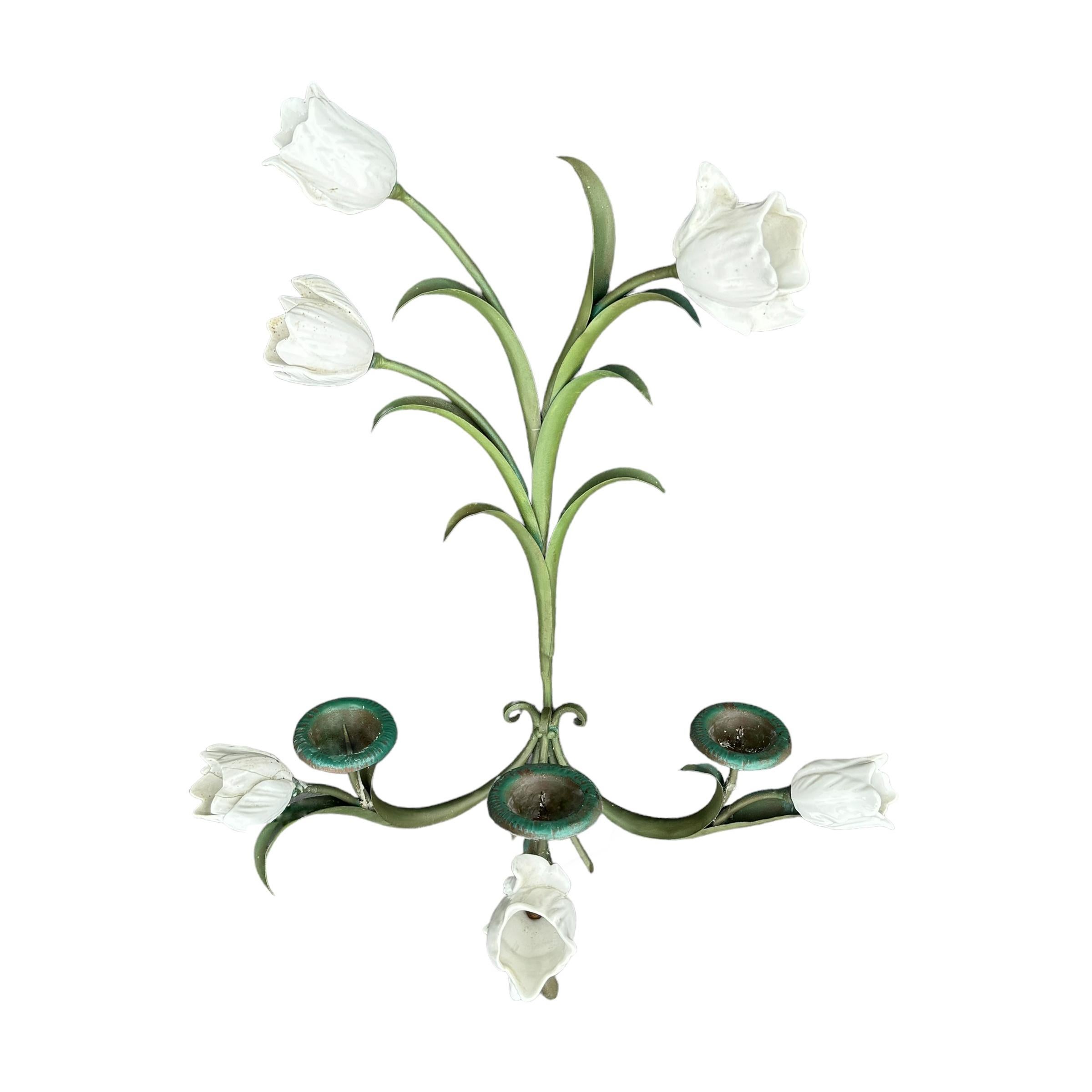 Coppia di candelabri a tulipano in porcellana e tole d'epoca in vendita 1