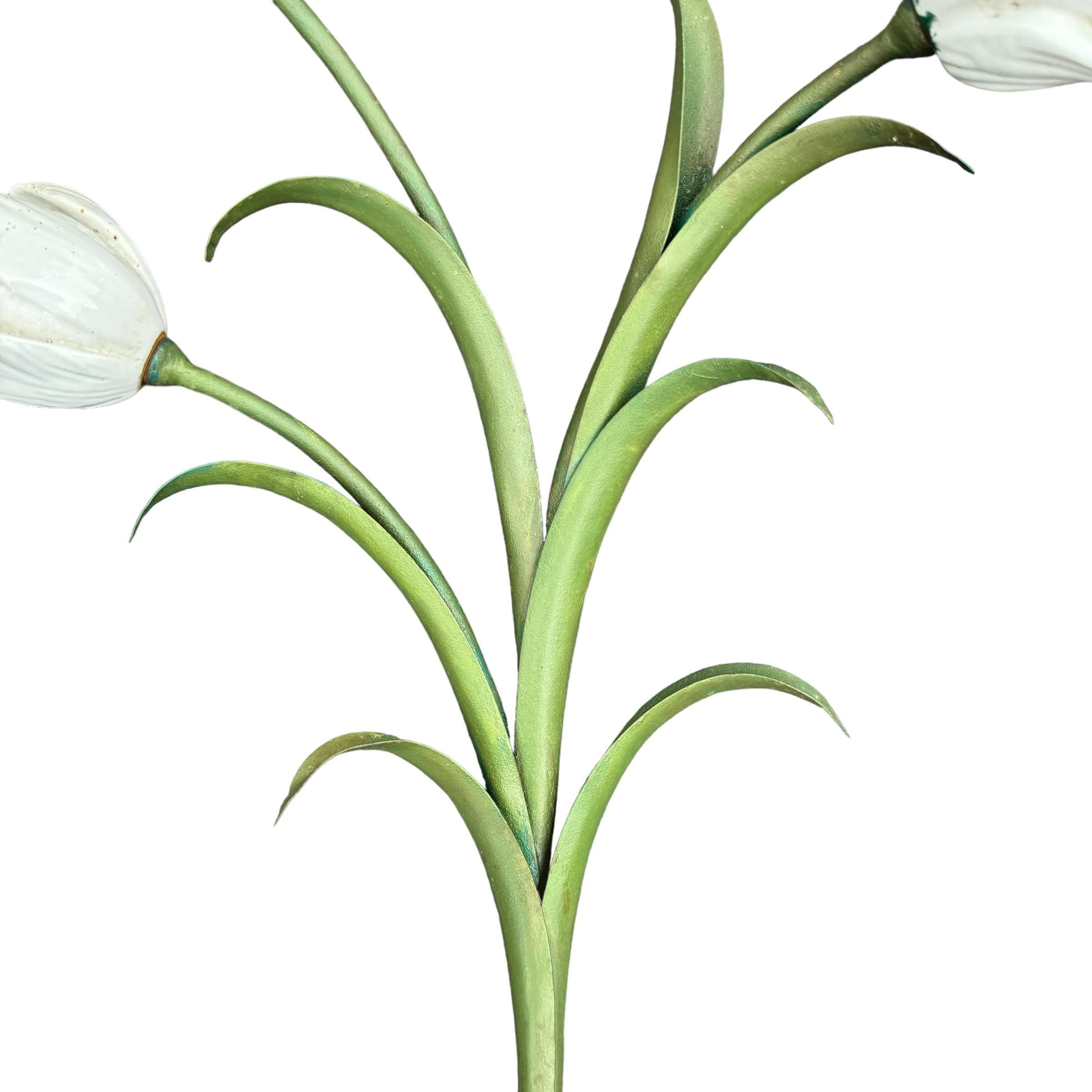Coppia di candelabri a tulipano in porcellana e tole d'epoca in vendita 2