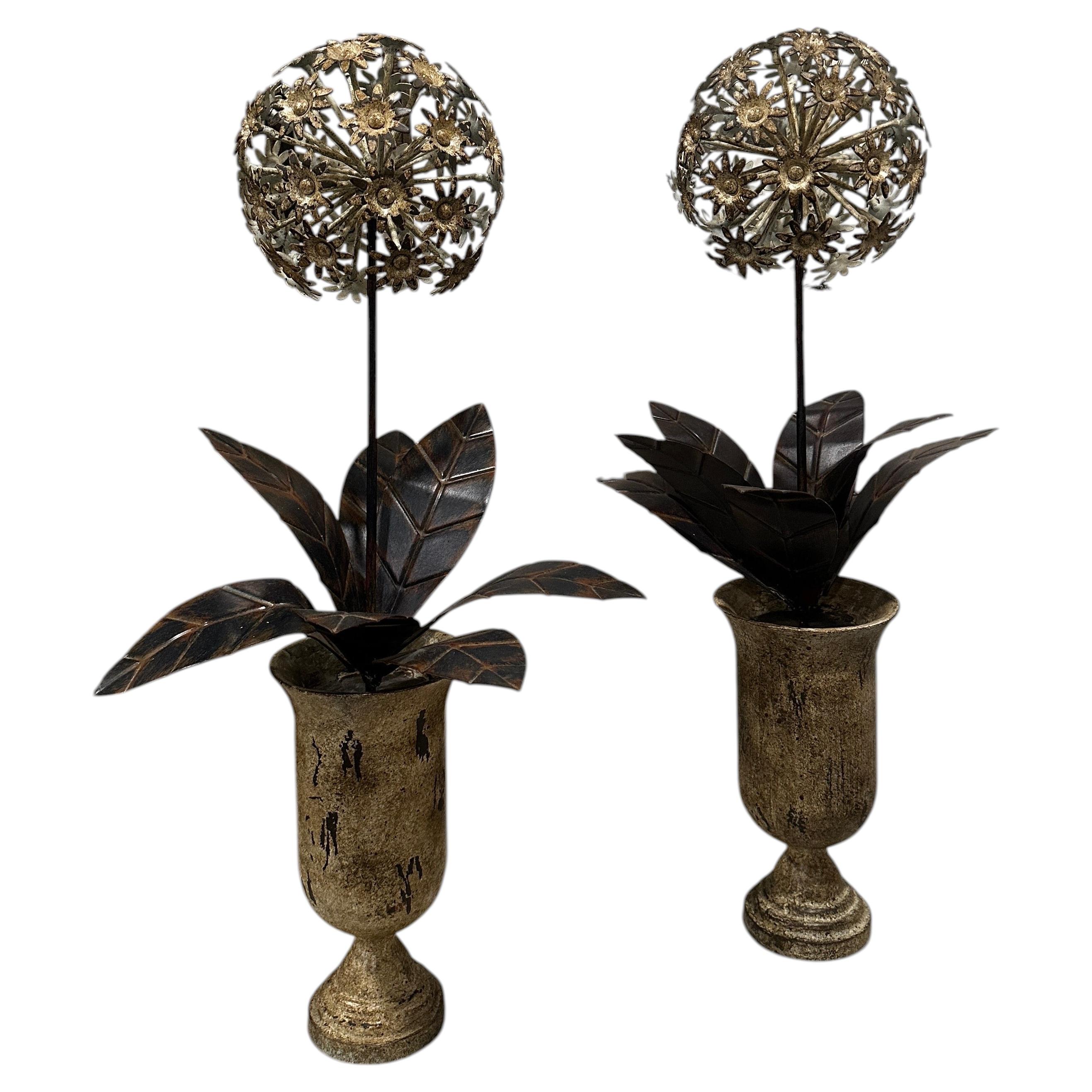 Paire de compositions florales vintage en métal « tole » présentées dans des urnes à l'aspect vieilli