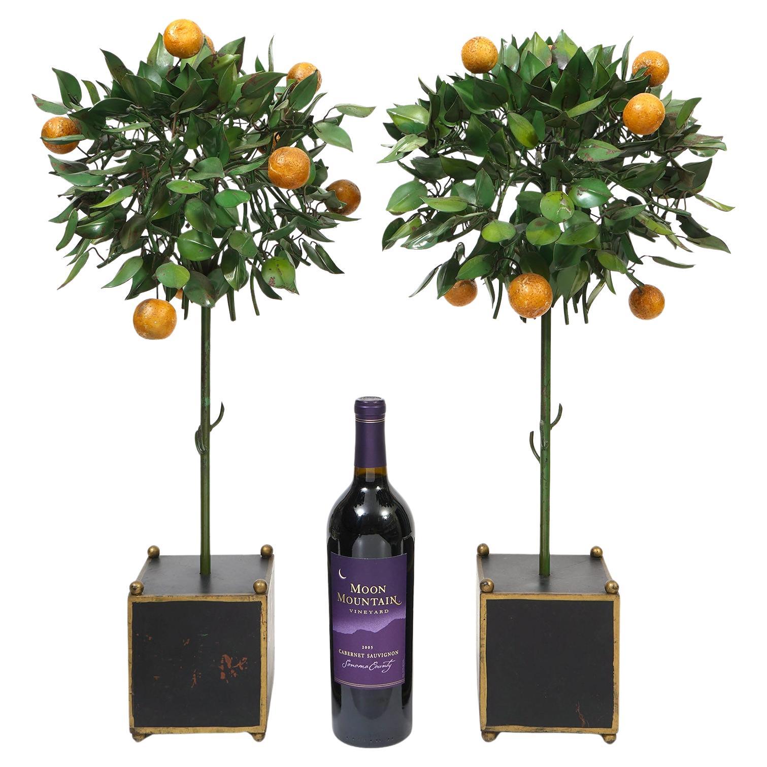 Paire de topiaires peintes à l
ancienne, oranges, arbres dans des jardinières, 25 pouces de haut en vente