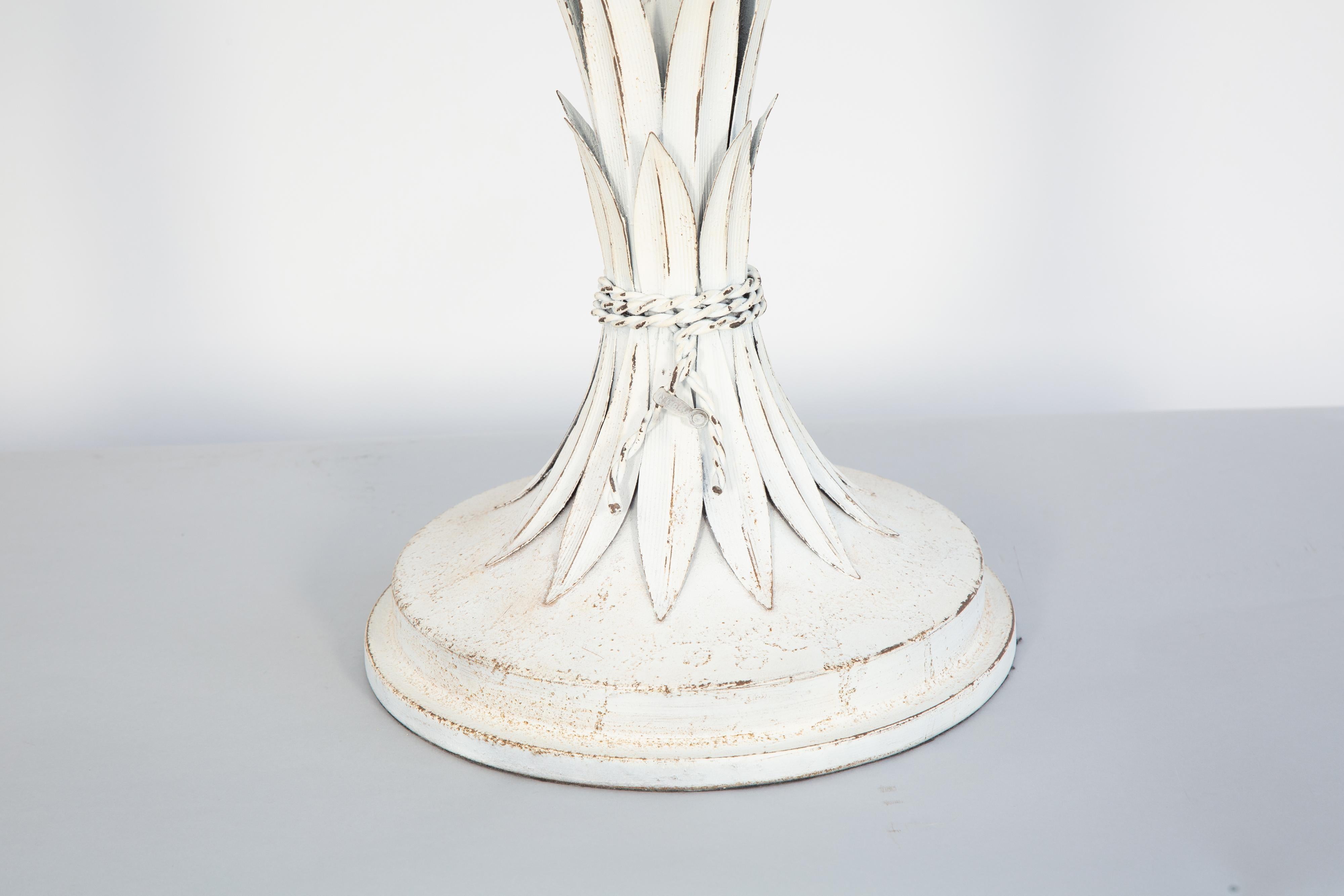 Hollywood Regency Coppia di lampade in fronde di palma di Tole d'epoca in vendita