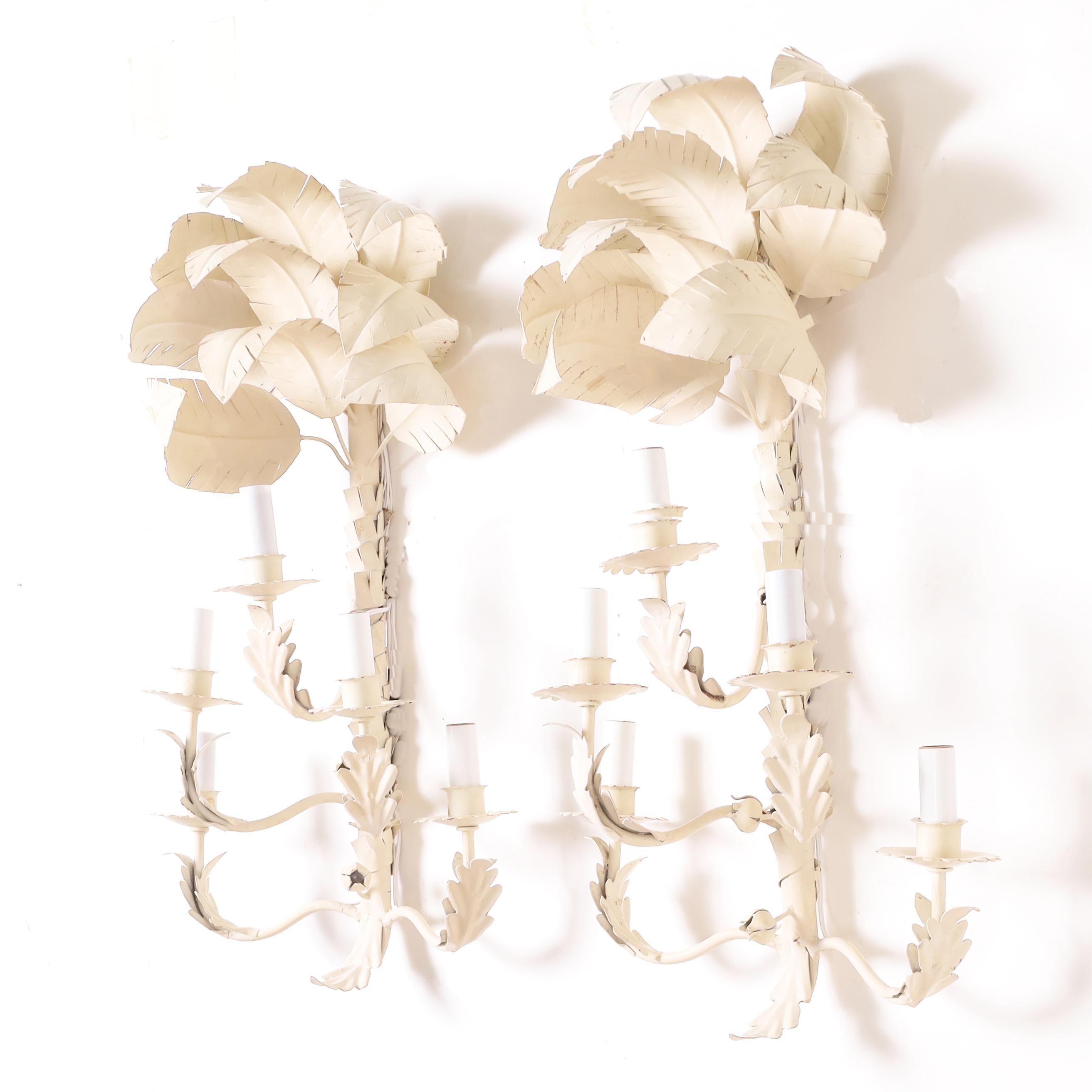 Sobresaliente par de apliques de pared de cinco luces de mediados de siglo, hechos a mano en metal con un elegante acabado en blanco roto y estilizada forma de palmera.