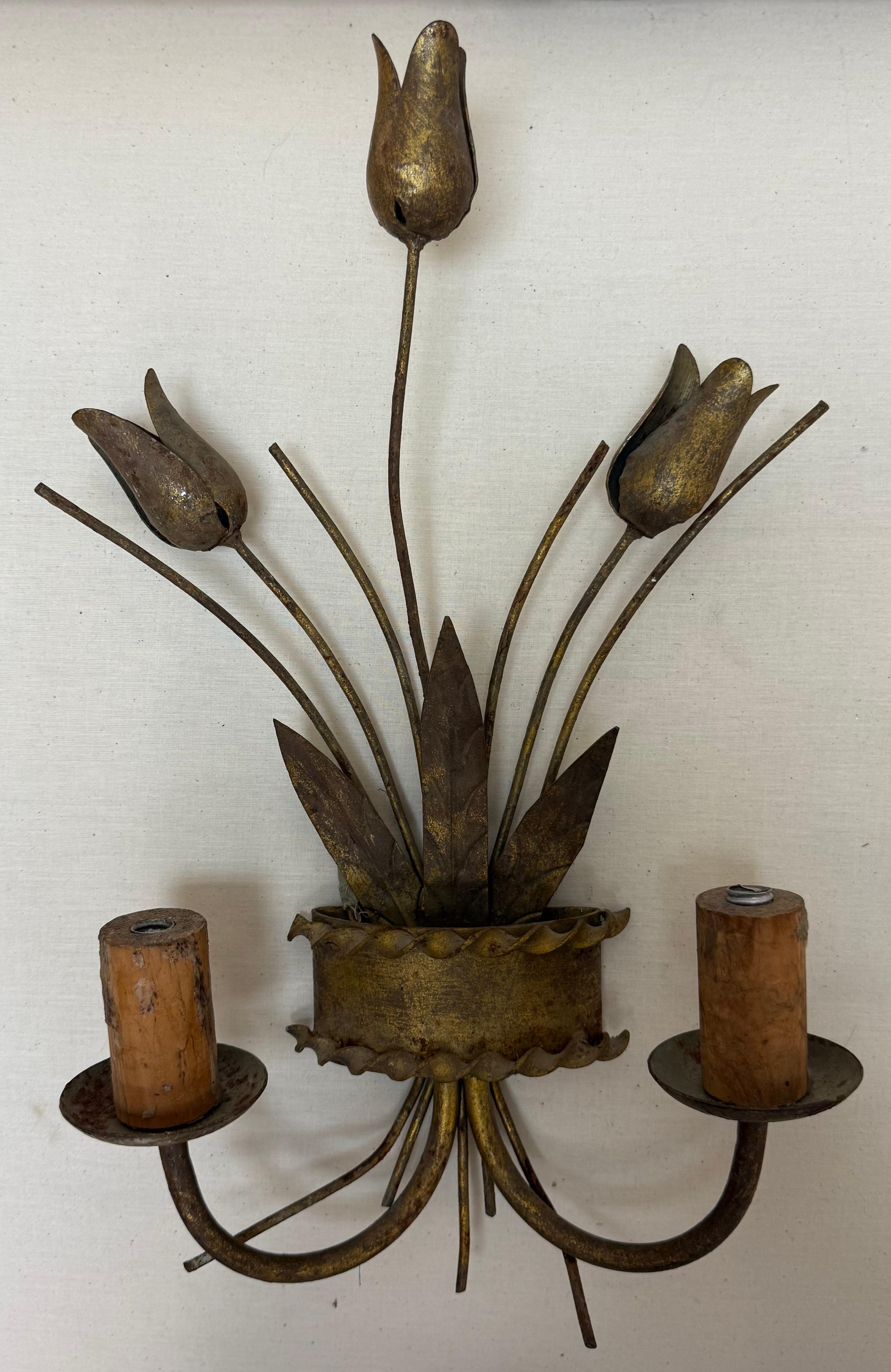 Aporta un toque de caprichosa elegancia a tus paredes con este encantador par de apliques de tulipán tole vintage. Cada candelabro, fabricado por expertos en metal pintado, presenta flores de tulipán modeladas a mano y elegantes hojas onduladas en