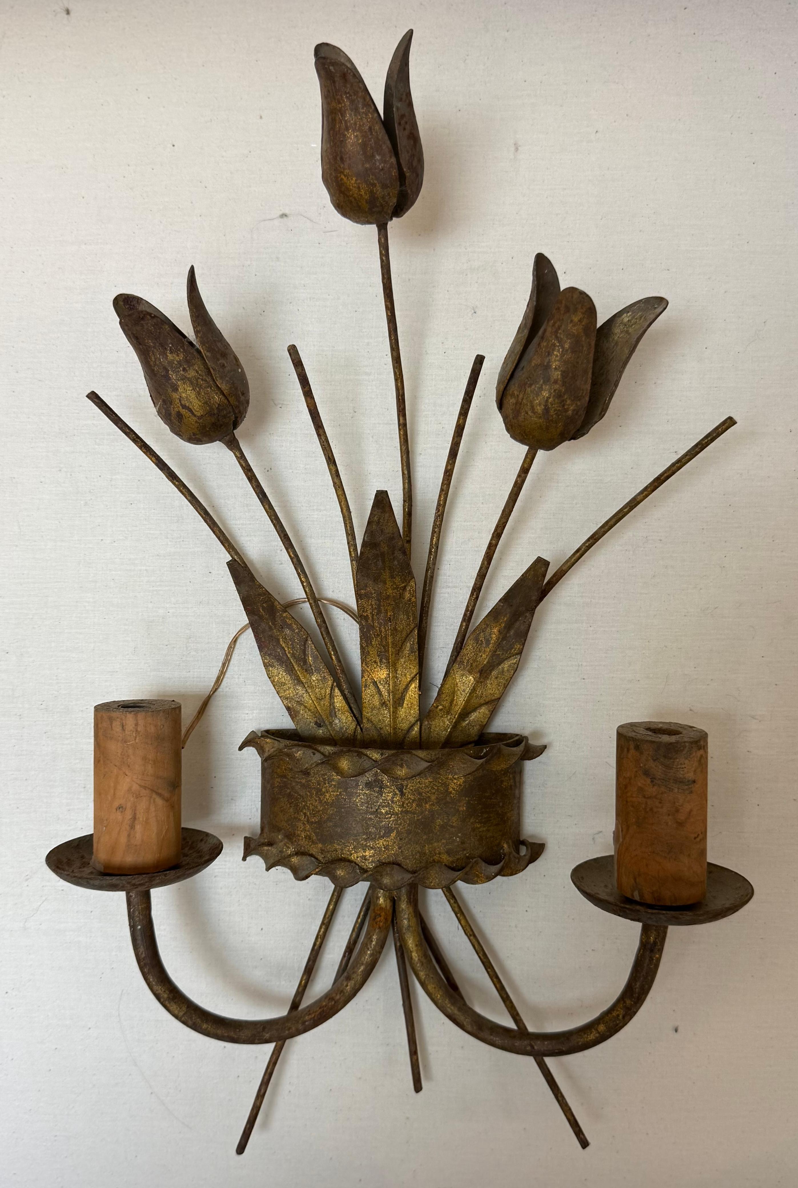 Pareja de candelabros vintage Tole Tulip Regencia de Hollywood en venta