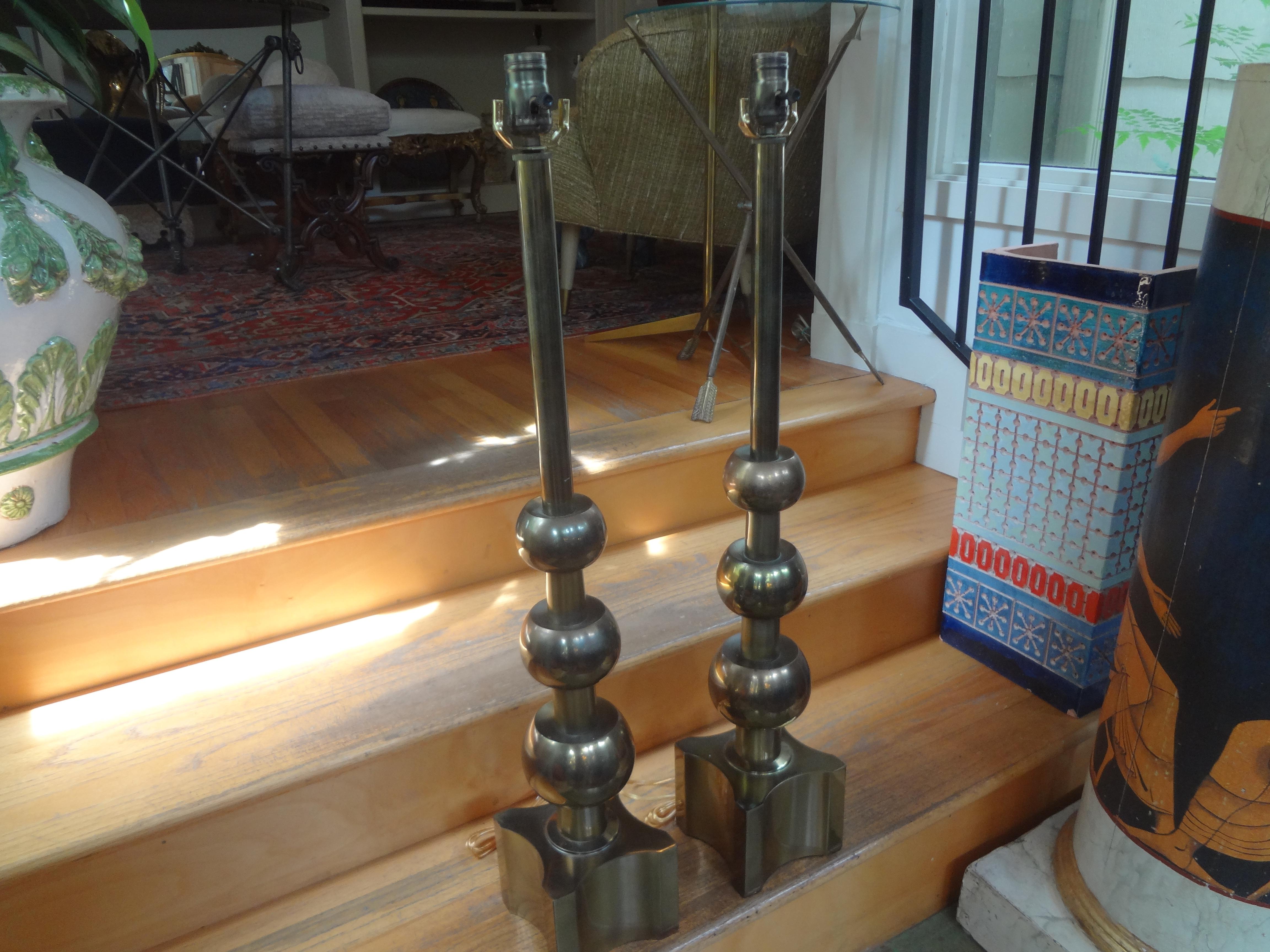 Pair of Vintage Tommi Parzinger for Stiffel Modernist Brass Lamps In Good Condition In Houston, TX