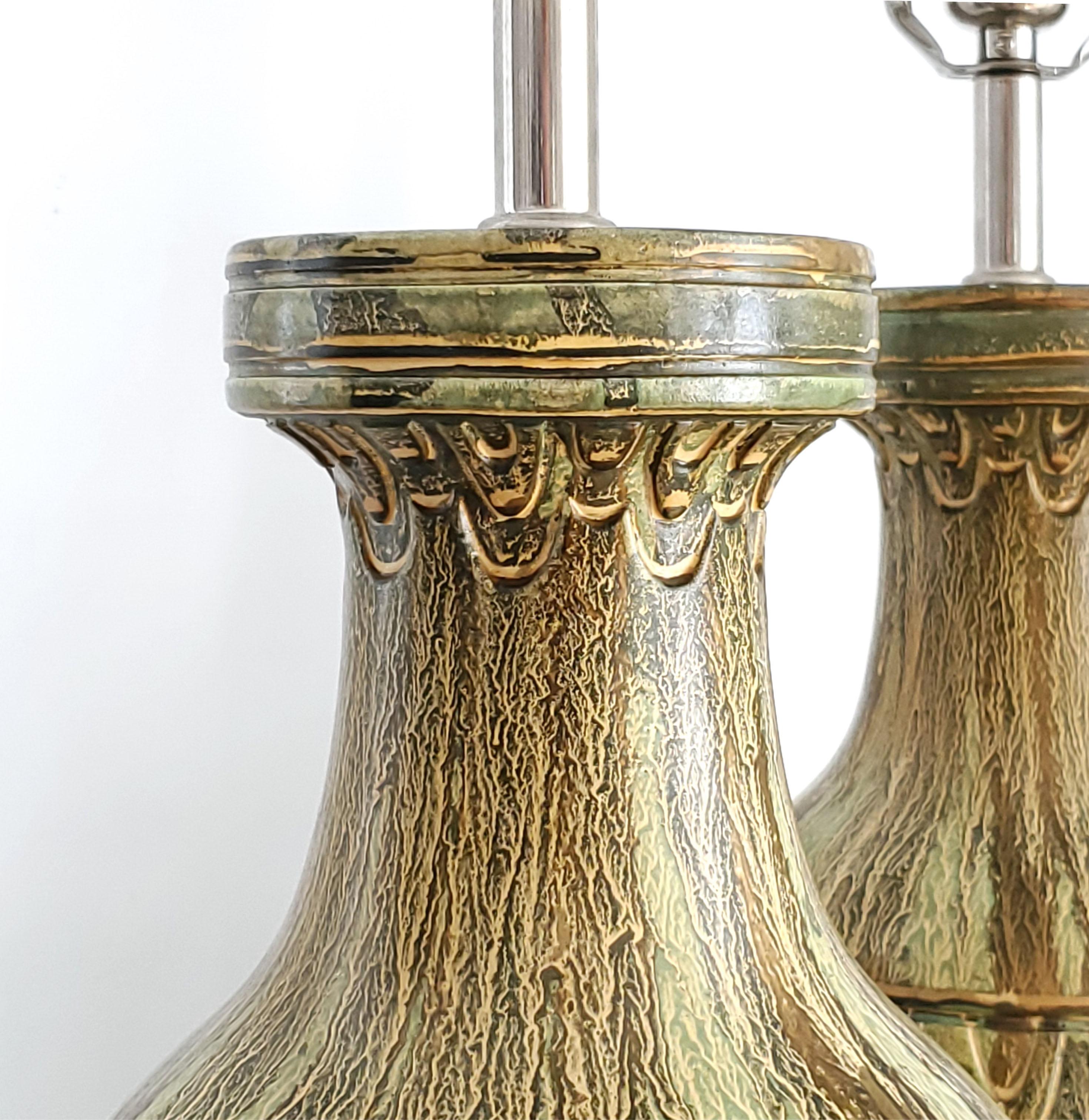 Paar gold-grün bemalte Vintage-Tischlampen aus Keramik im Tommi Parzinger-Stil (20. Jahrhundert) im Angebot