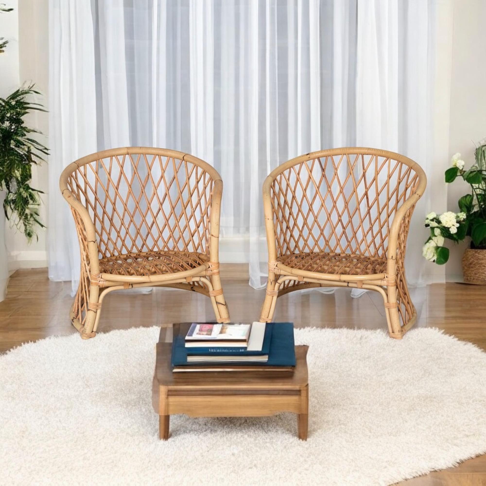 Elegante pareja de tumbonas con respaldo de tonel de mediados de siglo XX, tejidas a mano en ratán estilo enrejado sobre un armazón curvado similar al bambú. Estas versátiles piezas unen la estética bohemia, costera y acogedoramente contemporánea,