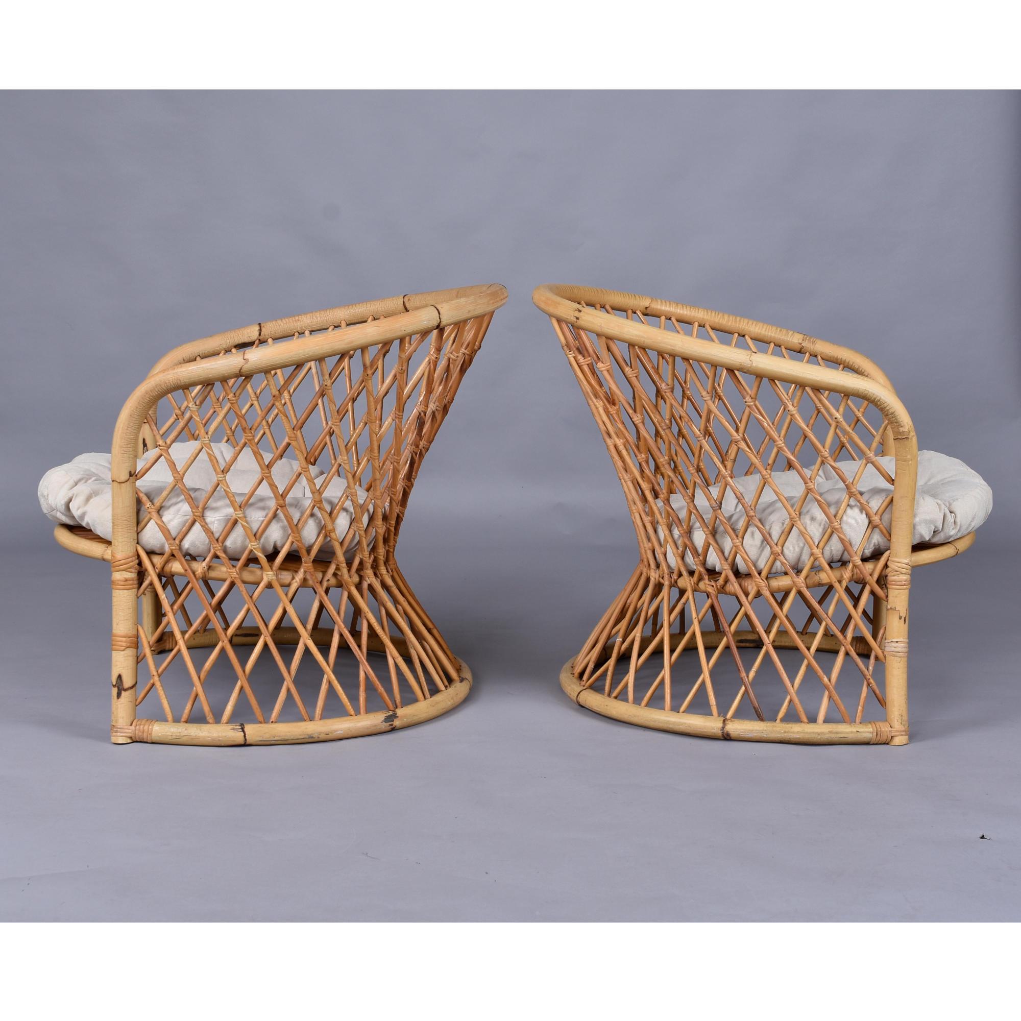 Pareja de tumbonas vintage de ratán con respaldo de barril tejido enrejado Estadounidense en venta