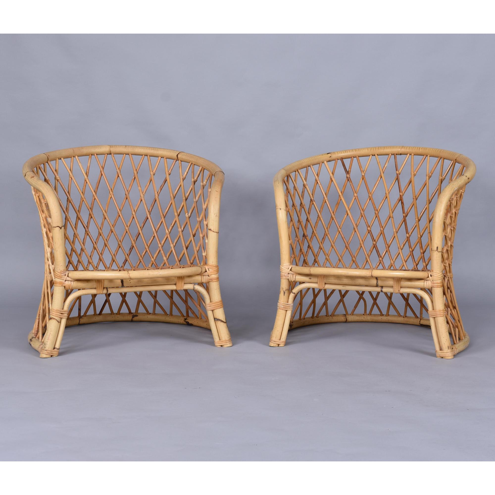 Pareja de tumbonas vintage de ratán con respaldo de barril tejido enrejado mediados del siglo XX en venta