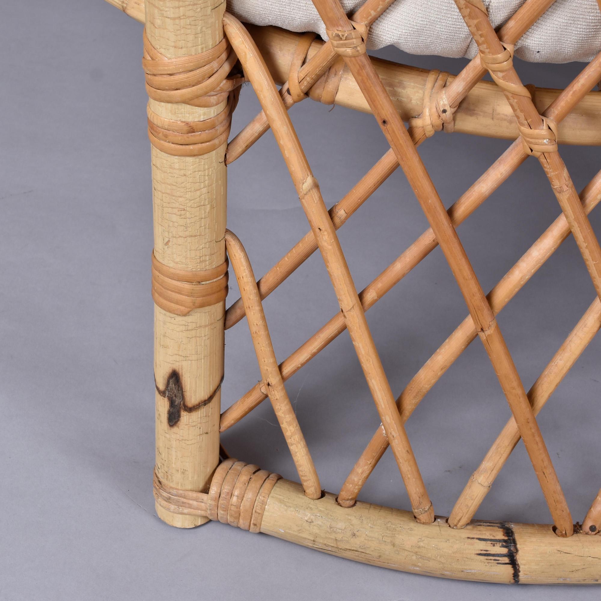 Pareja de tumbonas vintage de ratán con respaldo de barril tejido enrejado en venta 1