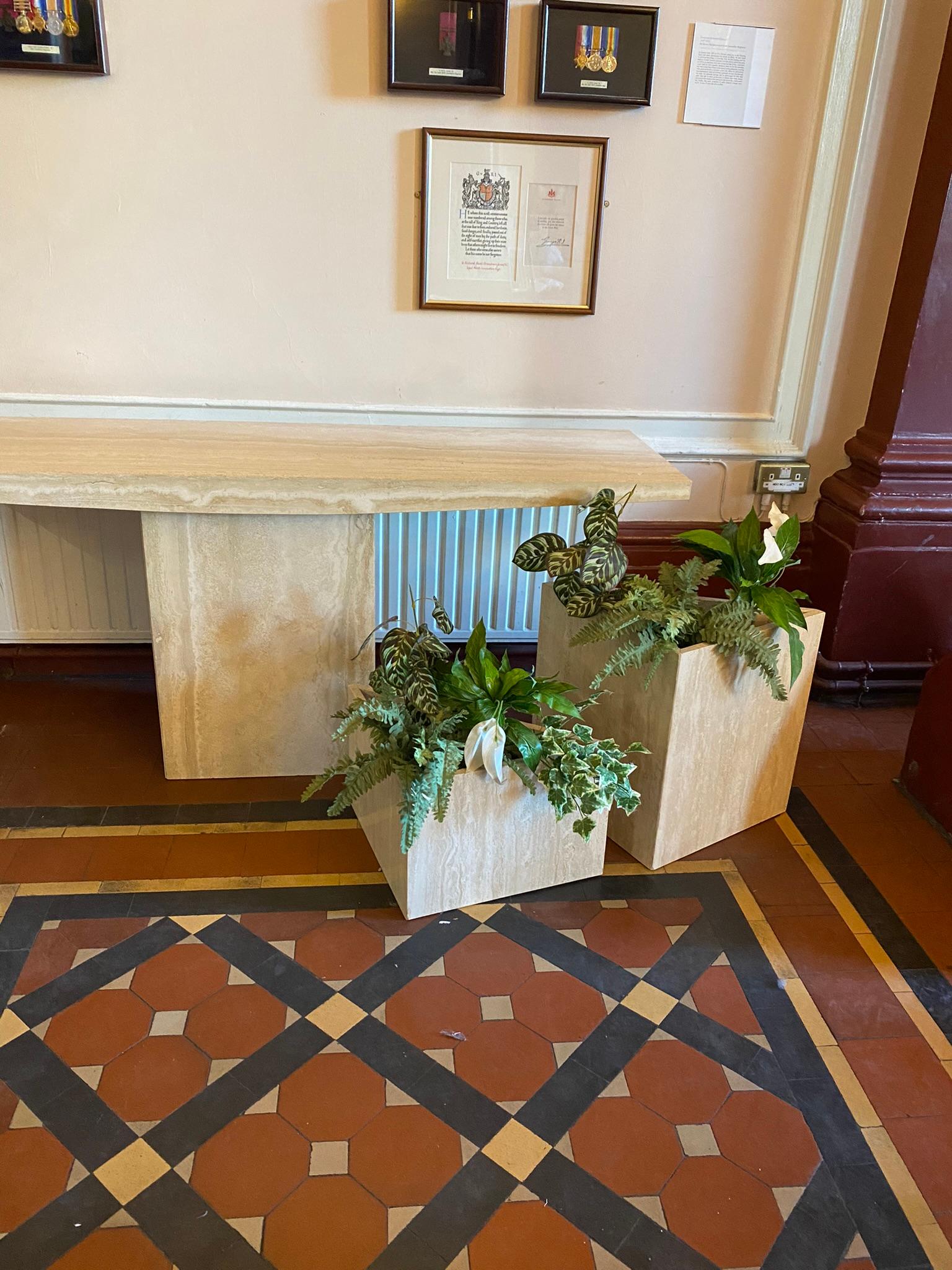 Italian Pair of Vintage Triangular Travertine Planters, Italy, 1980s For Sale