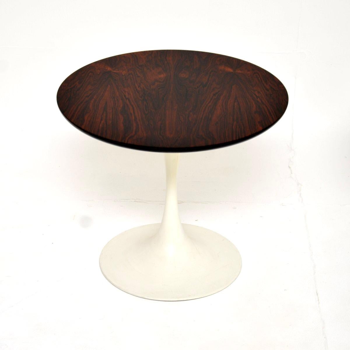 Mid-Century Modern Paire de tables d'appoint vintage en forme de tulipe par Arkana en vente
