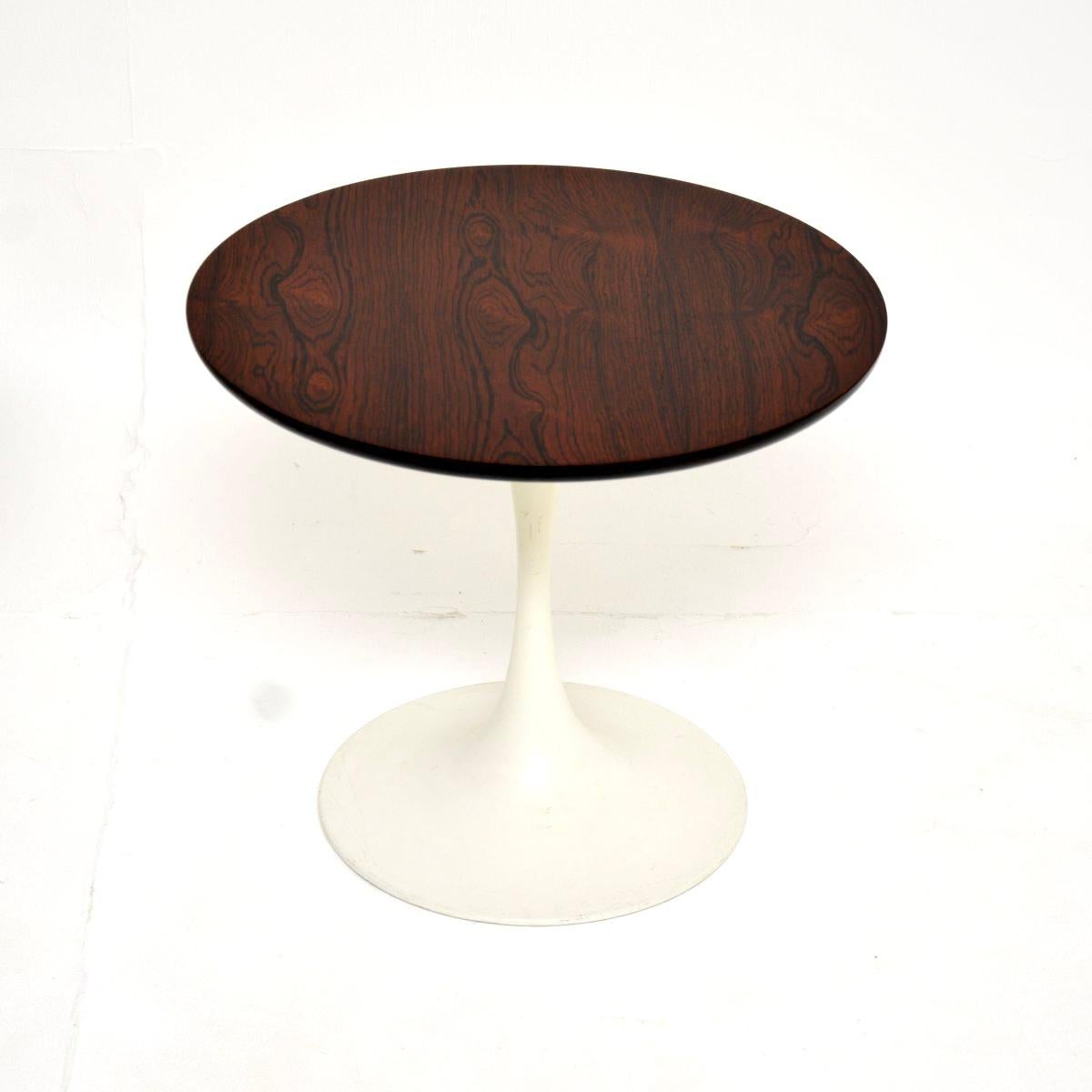 Britannique Paire de tables d'appoint vintage en forme de tulipe par Arkana en vente