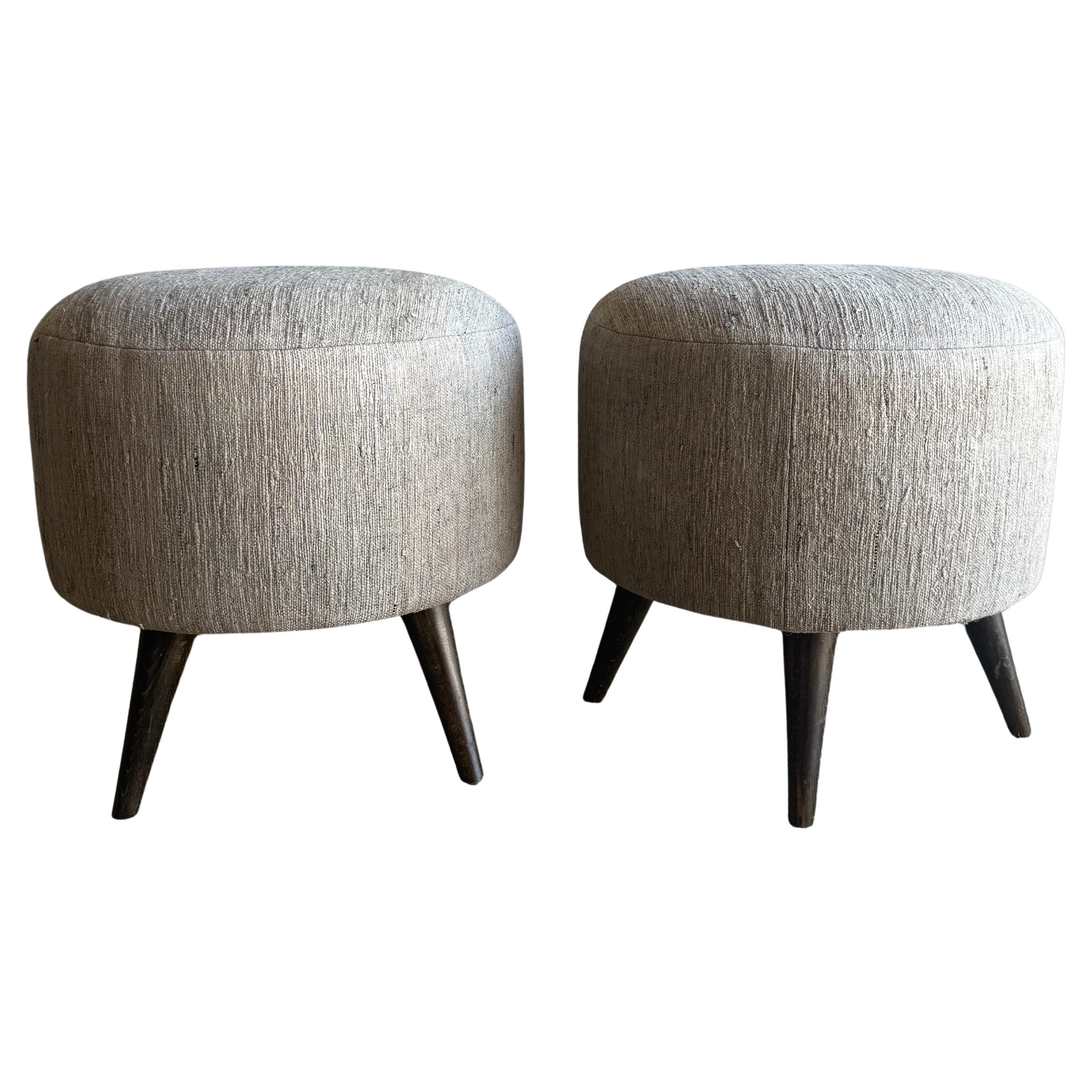 Paire d'ottomans vintage en tapis turc en vente