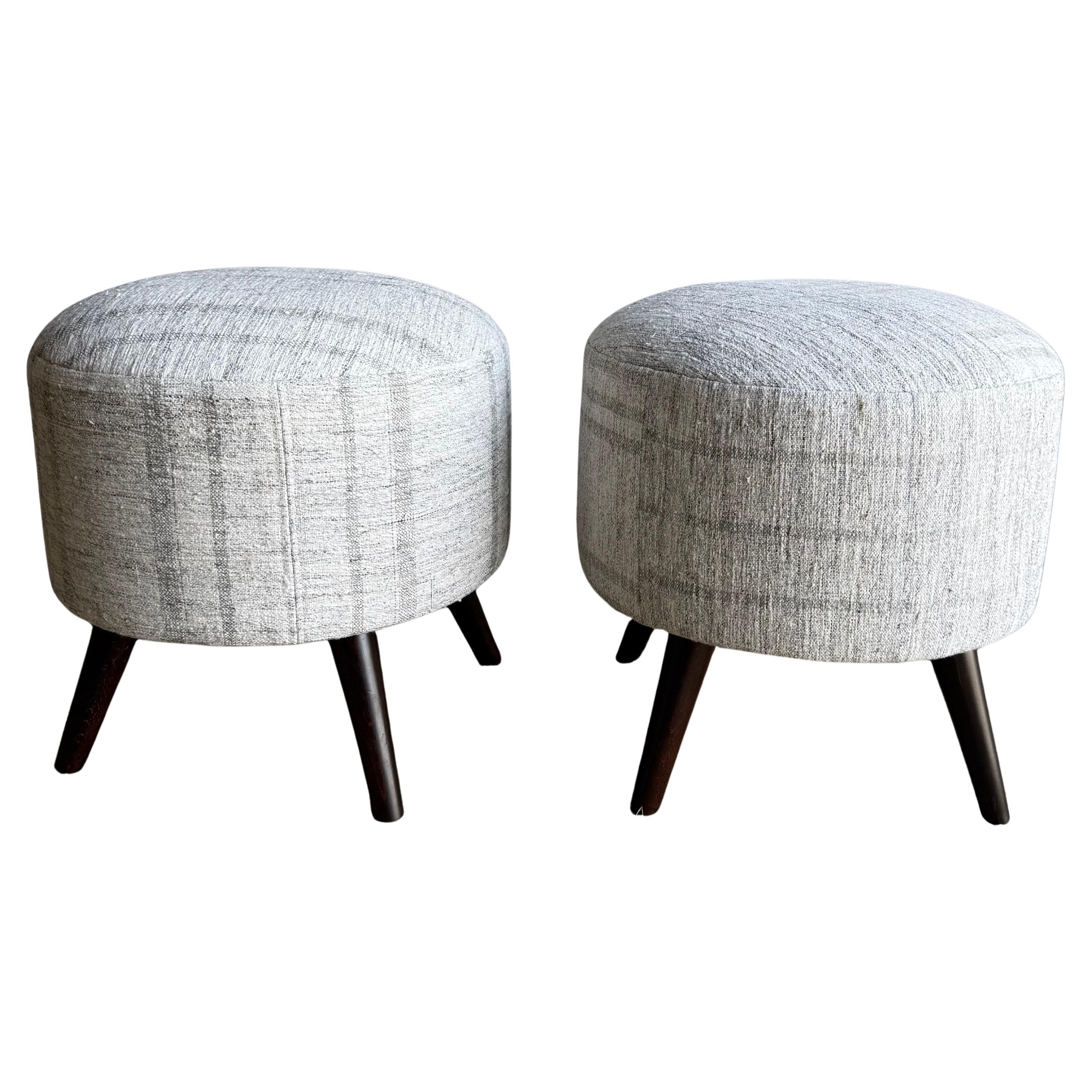 Paire d'ottomans vintage en tapis turc avec pieds en Wood