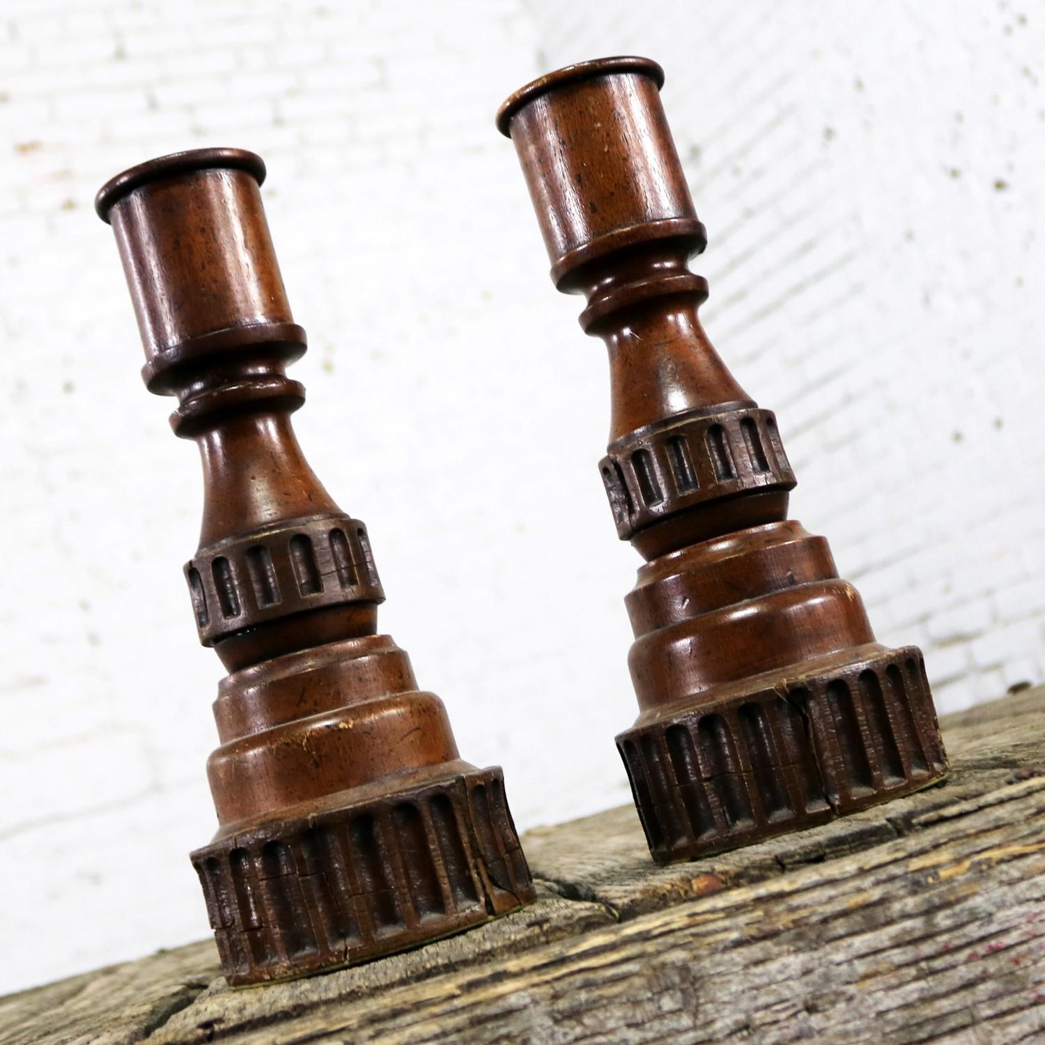 Paar Kerzenhalter aus gedrechseltem Holz und Komposit im Zustand „Starke Gebrauchsspuren“ im Angebot in Topeka, KS