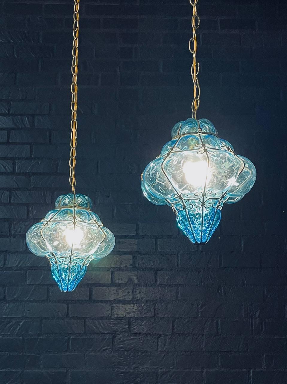 Pareja de lámparas colgantes vintage de cristal burbuja turquesa y metal dorado Otro en venta