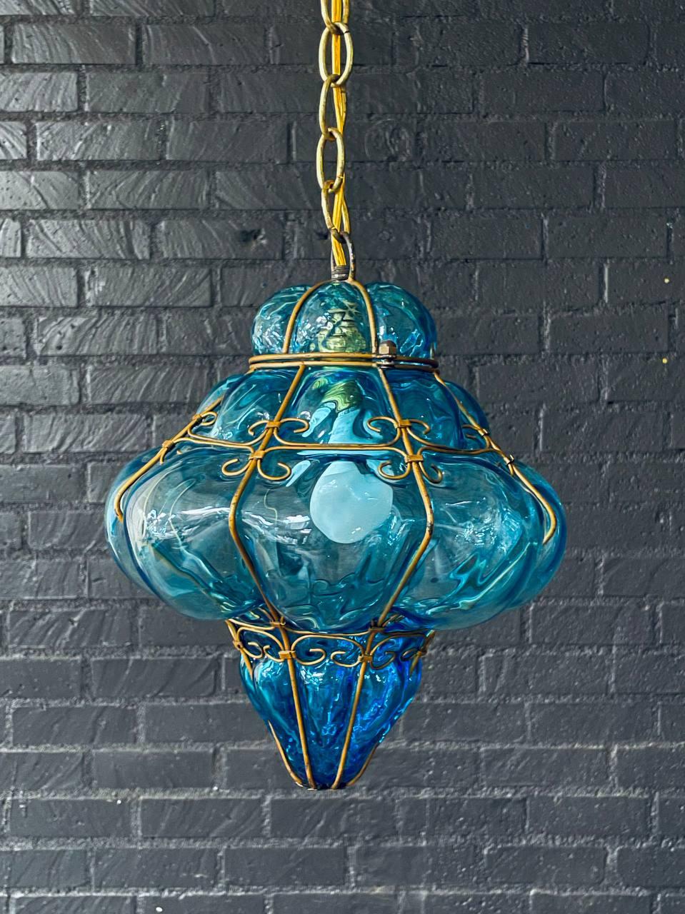 Pareja de lámparas colgantes vintage de cristal burbuja turquesa y metal dorado en Bueno estado para la venta en Los Angeles, CA