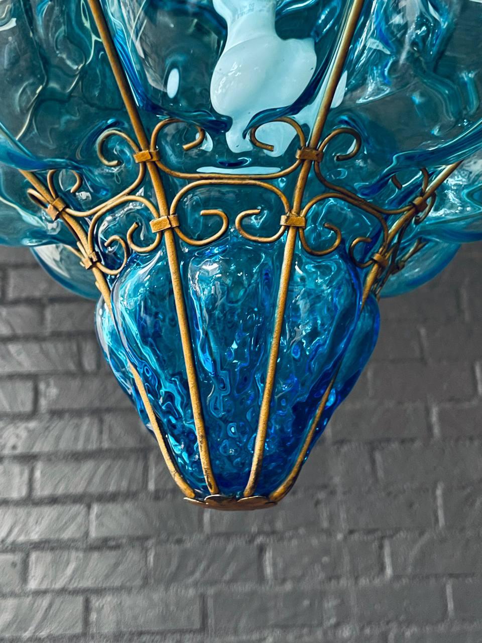 Pareja de lámparas colgantes vintage de cristal burbuja turquesa y metal dorado mediados del siglo XX en venta