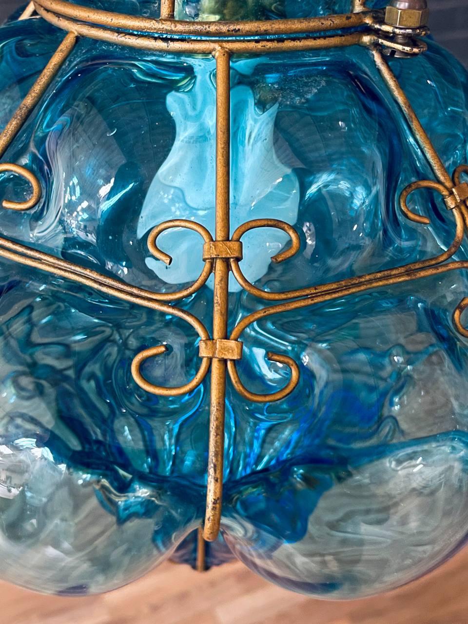 Pareja de lámparas colgantes vintage de cristal burbuja turquesa y metal dorado en venta 1