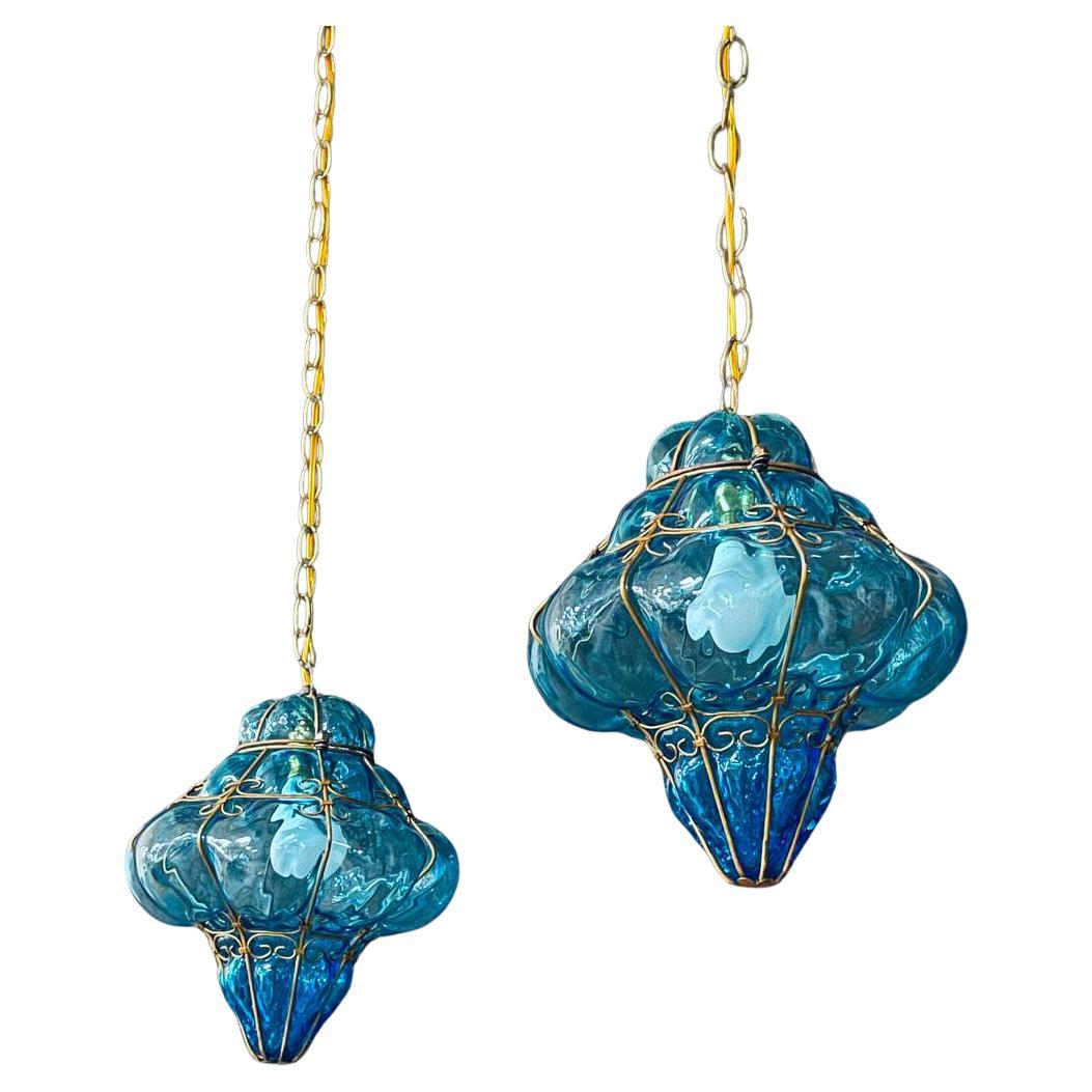 Pareja de lámparas colgantes vintage de cristal burbuja turquesa y metal dorado en venta
